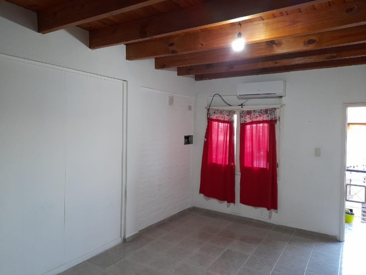 Alquilo. Dpto. 1 Dormitorio 2do Piso. Rivadavia