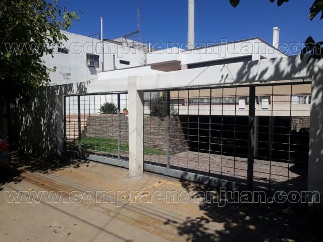 Amplia Casa Sobre Calle Las Heras Metros Antes De Cordoba, 1000 Metros De Terreno, Escritura Inmediata