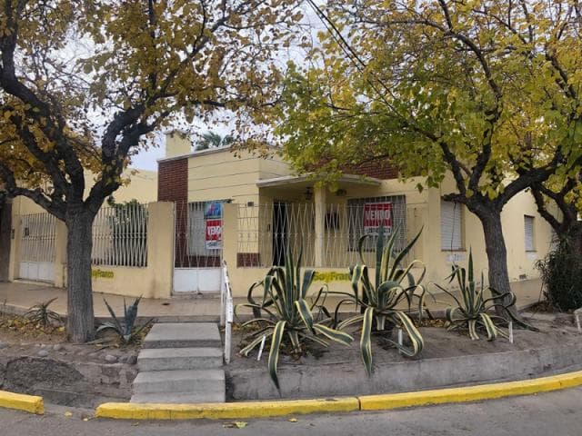 Vendo Casa Esquina En Capital Calle Tucuman. 3 Habitaciones, 2 Baños, Etc