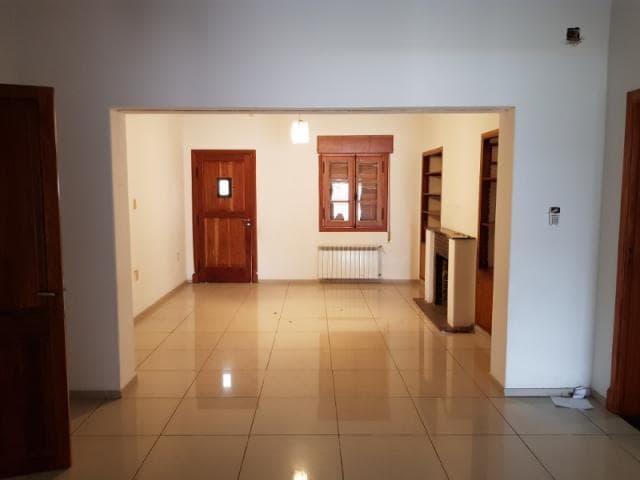 Importante Casa Sobre Hipolito Irigoyen. Santa Lucia