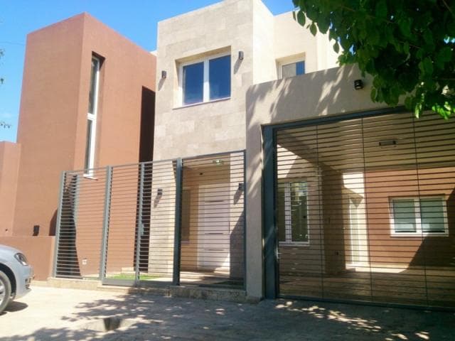 Casa De Categoría En Pasaje A Metros De Av. Libertador Con 3 Dormitorios, 3 Baños, Pileta. Santa Lucia