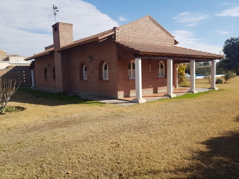 Inmejorable Terreno De Más De 4000 Mts² Sobre Calle Av. Libertador Con Quincho Y Pileta. Santa Lucia