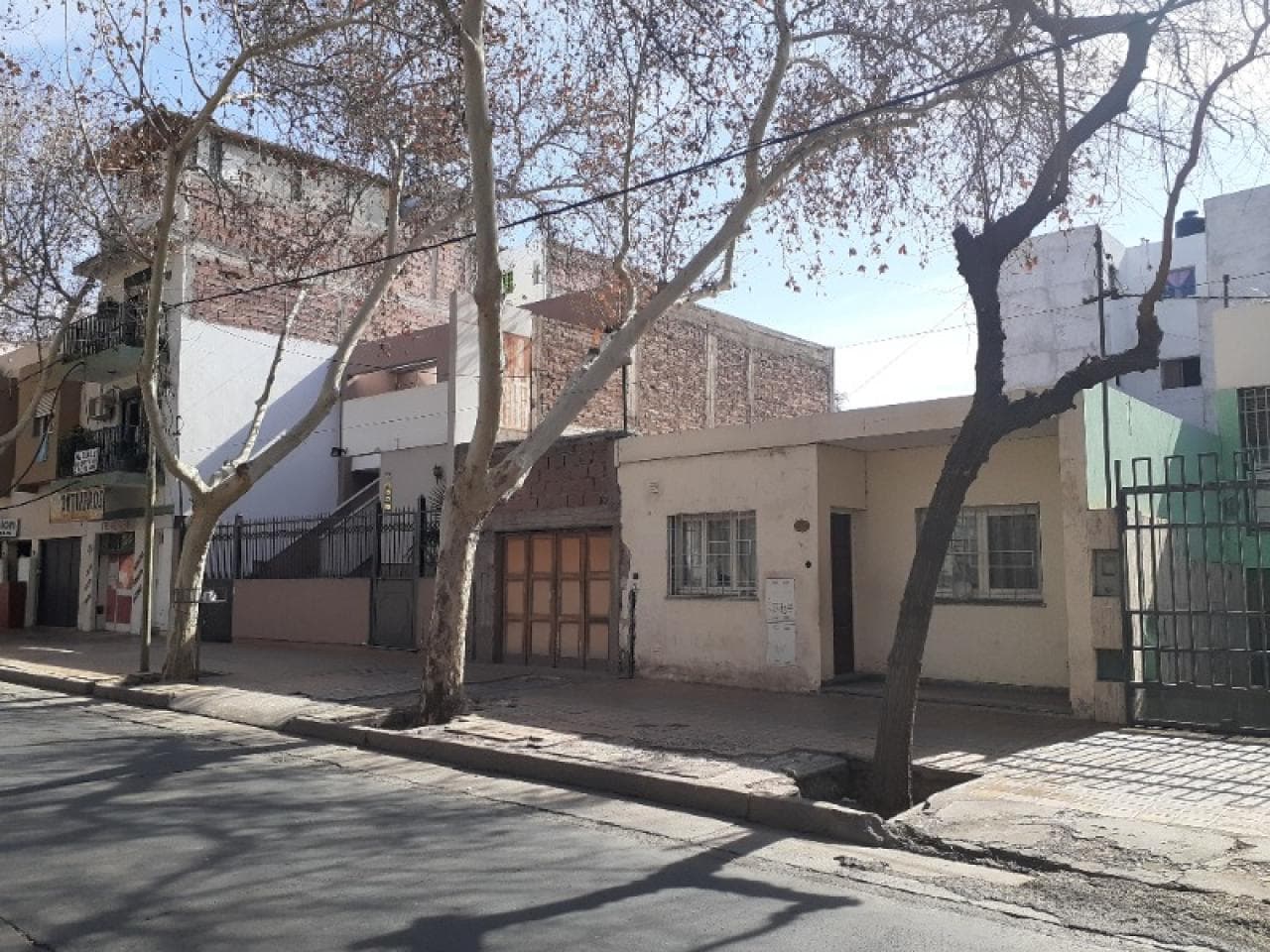 Casa Centrica Con 3 Dormit. Y Cochera - Con Detalles De Obra Fina Sin Terminar .-