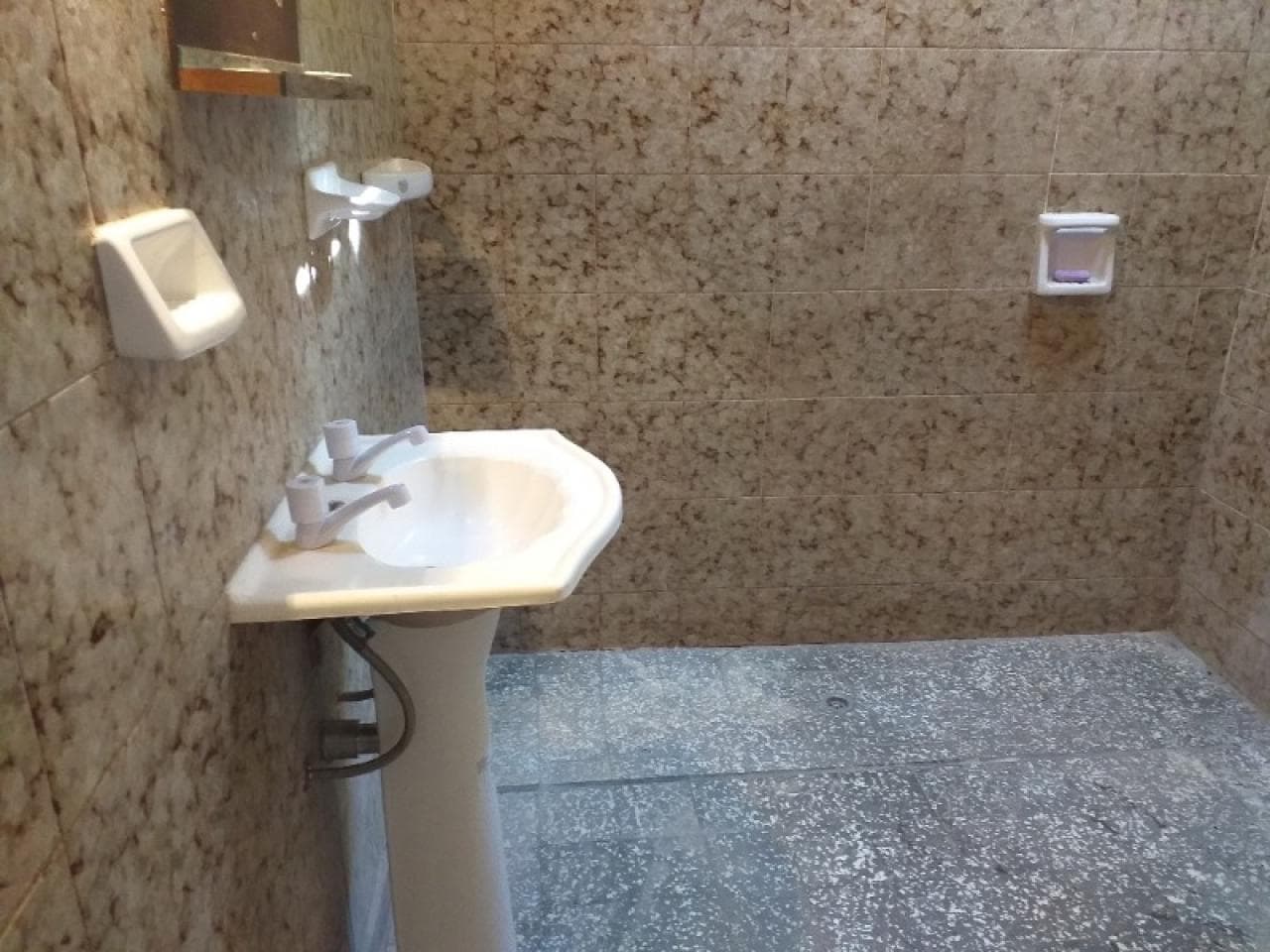 Casa En San Martín  715 Mts Cuadrados, Dos Habitaciones, Cocina Comedor.
