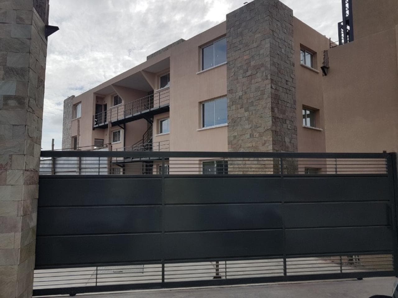 Dpto De 2 Dorm, 82mt2, Planta Baja. Sarmiento Pasando Colon, Santa Lucia