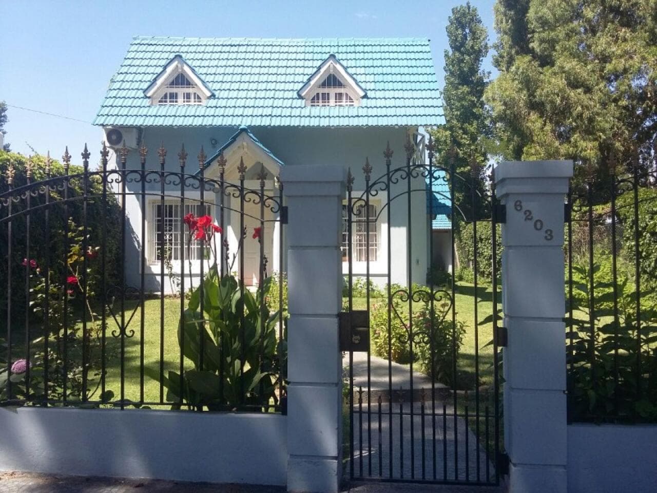 Excelente Casa De Categoría De, 4 Dormitorios,3 Baños, Pileta Con Perforacion, Quincho, Parrilla, Paquizado. Santa Lucia