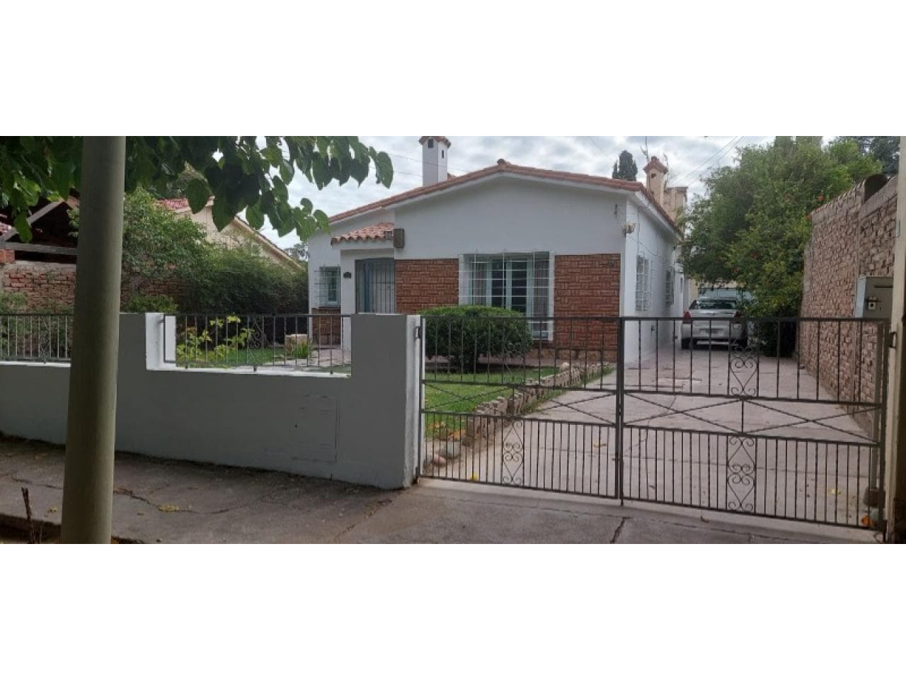 Chalet En Exquisita Zona Del Lateral De Circunvalacion. Capital