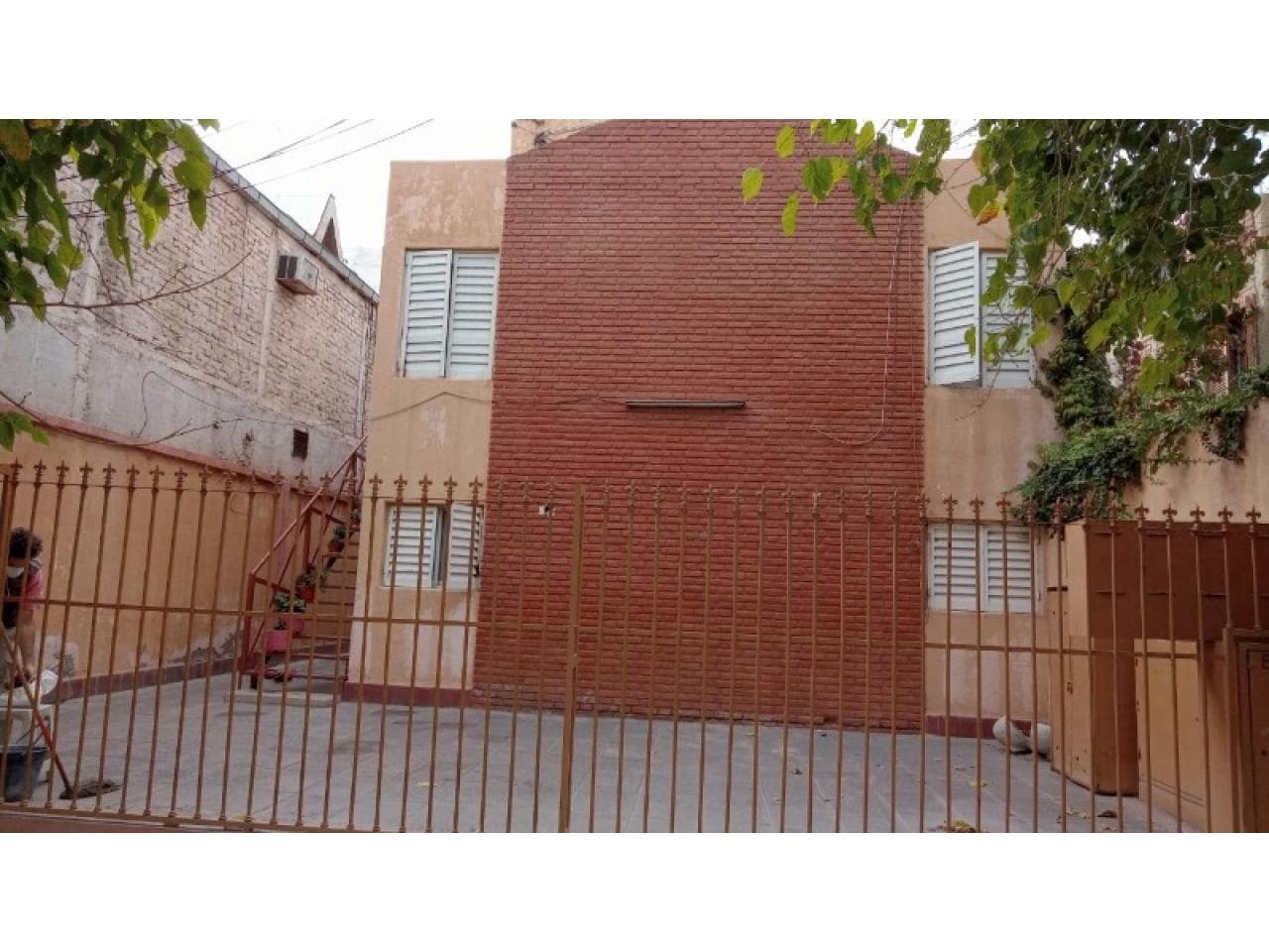 Inmobiliaria Vende Departamento Planta Alta De 2 Dormitorios Sin Cochera, Capital