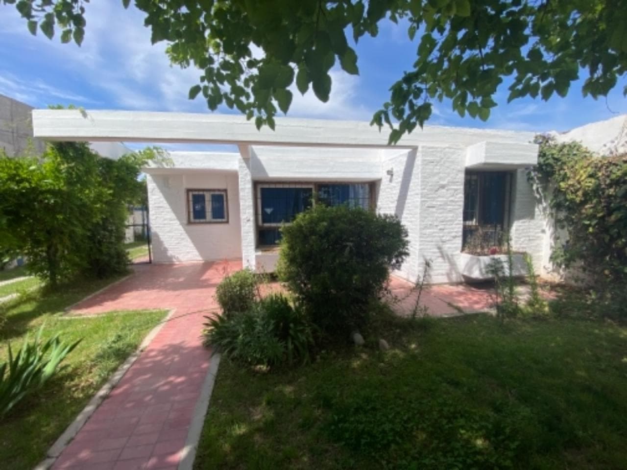Más De 1.000 Metros De Terreno, Se Vende Casa En Zona Centro Cívico, Sobre Av. Córdoba Con Importantísimo Terreno. Mirá