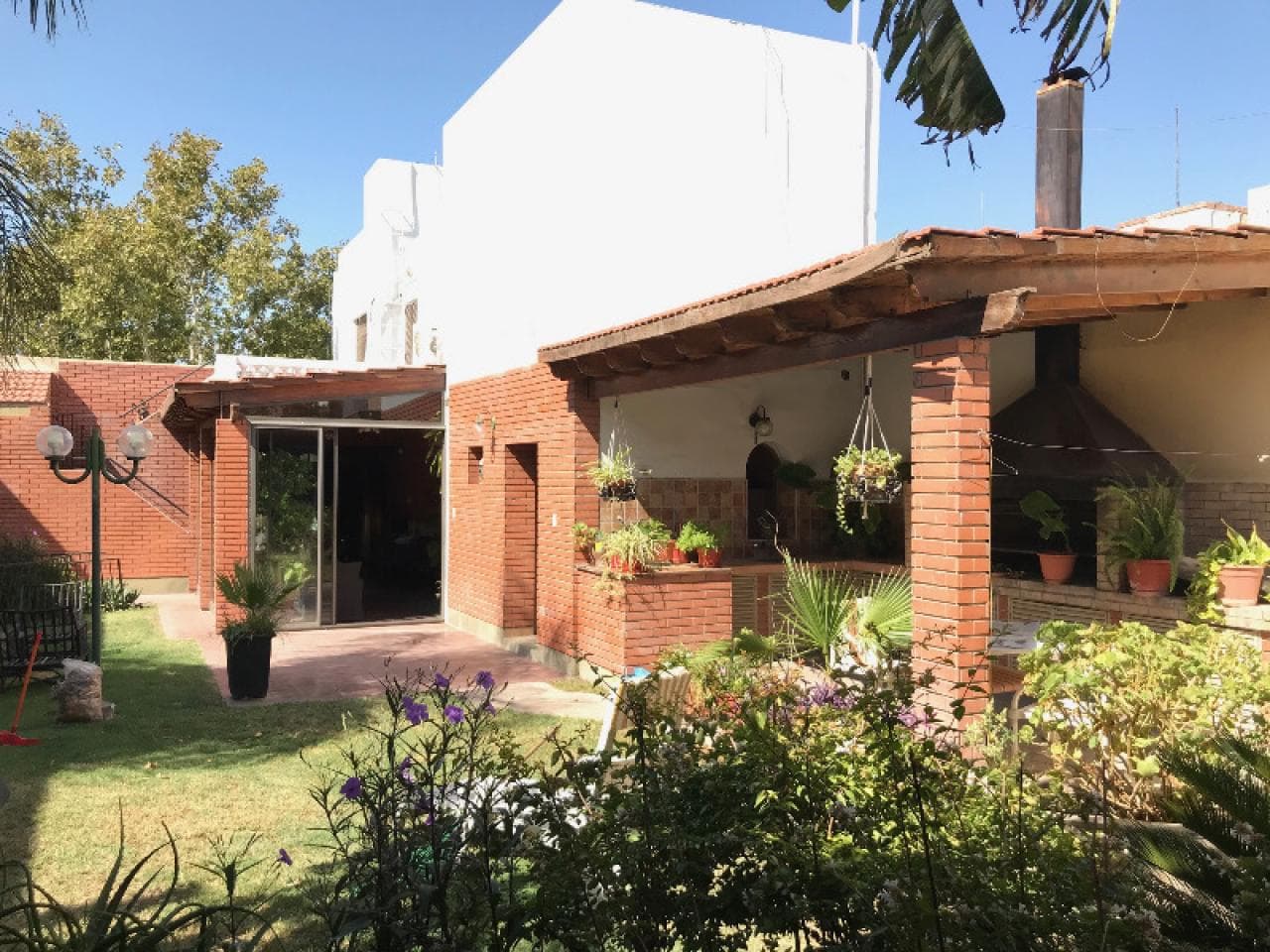 Importante Propiedad En Centro De 4 Dormitorios, Jardín, Galería, Quincho Apta Destino Fliar. O Comercial. Capital