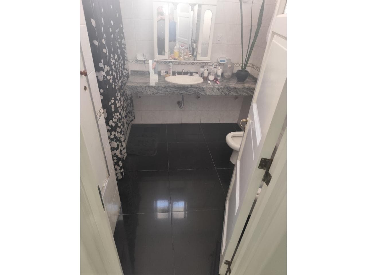 Casa Grande Con Un Departamento En El Fondo Y Cochera Para 4 Autos, Dos Baños, Living Amplio Y Comedor Aparte, Reciclada