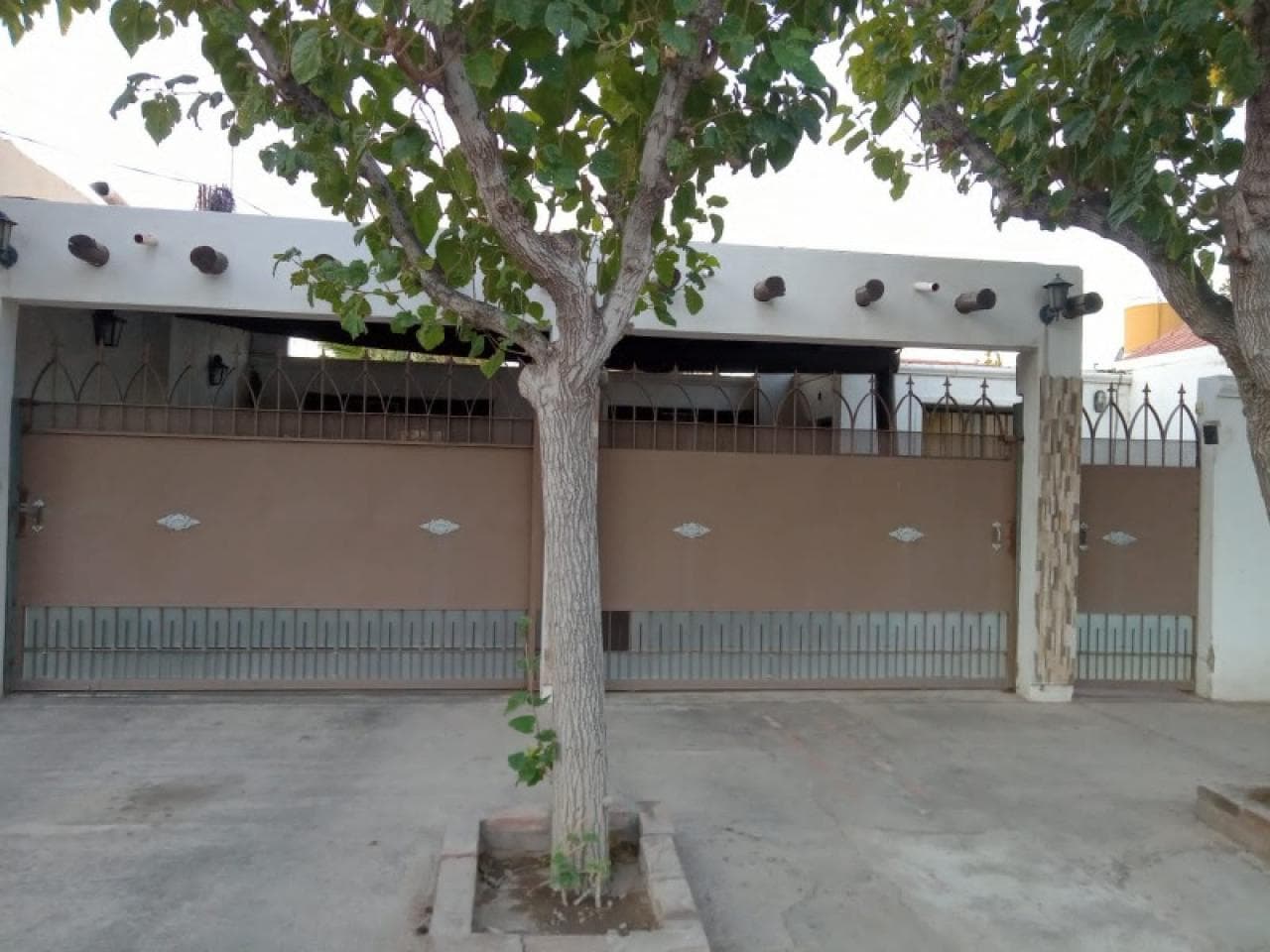 Casa En Barrio Aramburu,3 Dormitorios, Cocina, Comedor, Living, 2 Baños, Cochera Cubierta, Patio Cerrado.