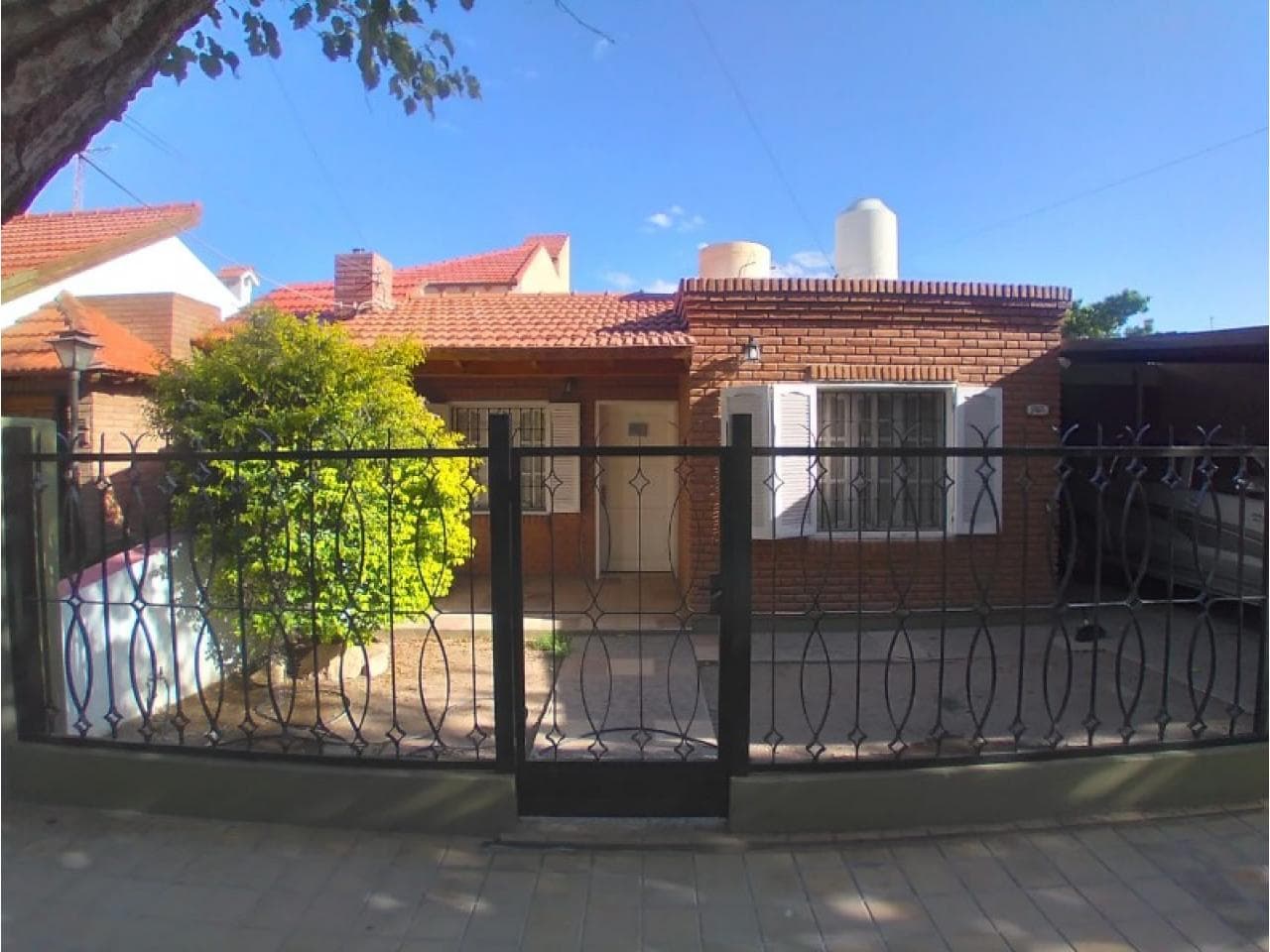 Casa Amoblada Con Alarma, 3 Habitaciones 2 Baños(1 En Suite), Excelente Ubicación, Rivadavia Dueño Directo