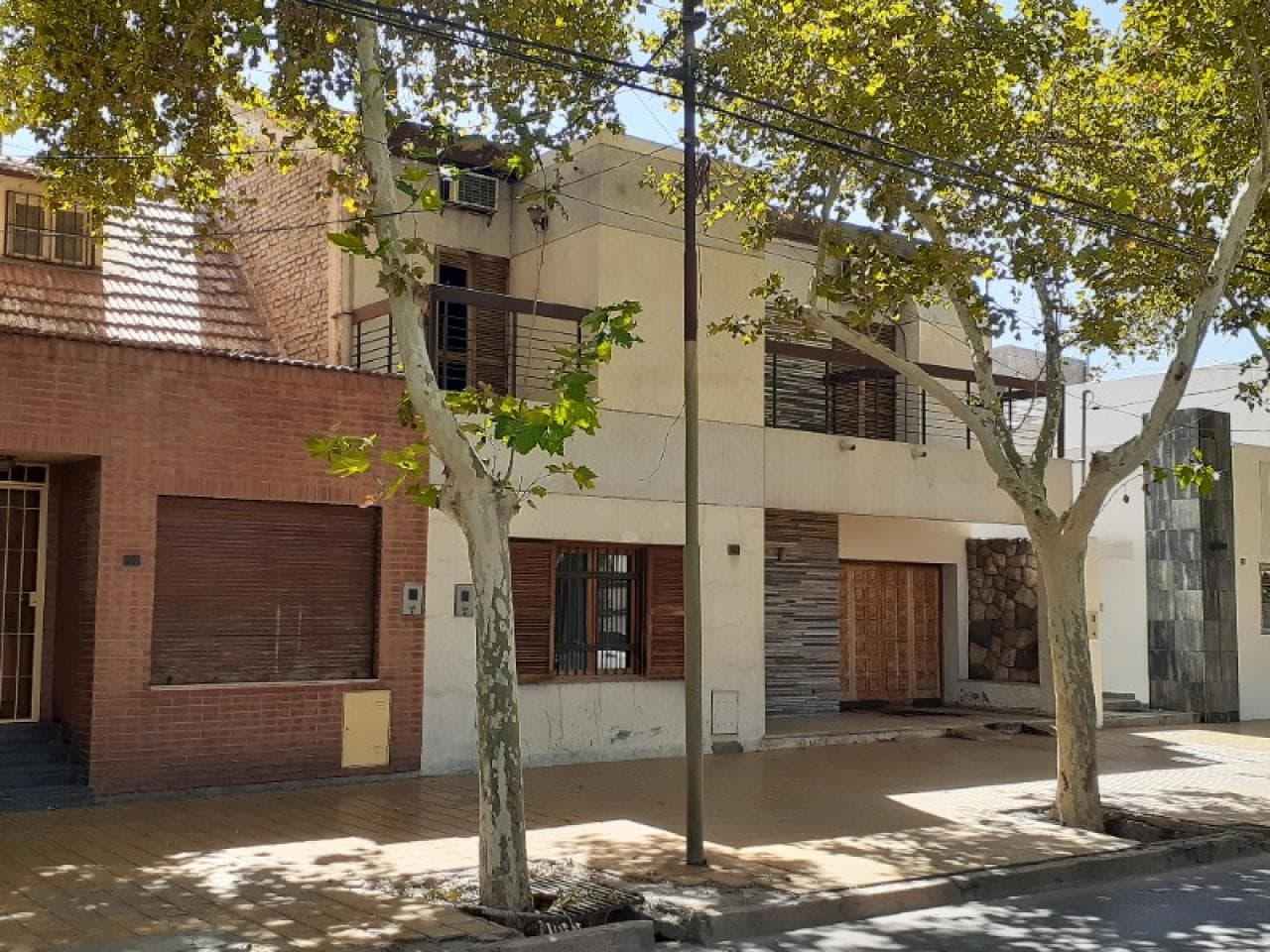 Oportunidad - Casa Centrica De Categoria En 2 Plantas - Calle Gral. Paz Casi Av. Rioja - 4 Dormit. Y 4 Baños - Capital.-