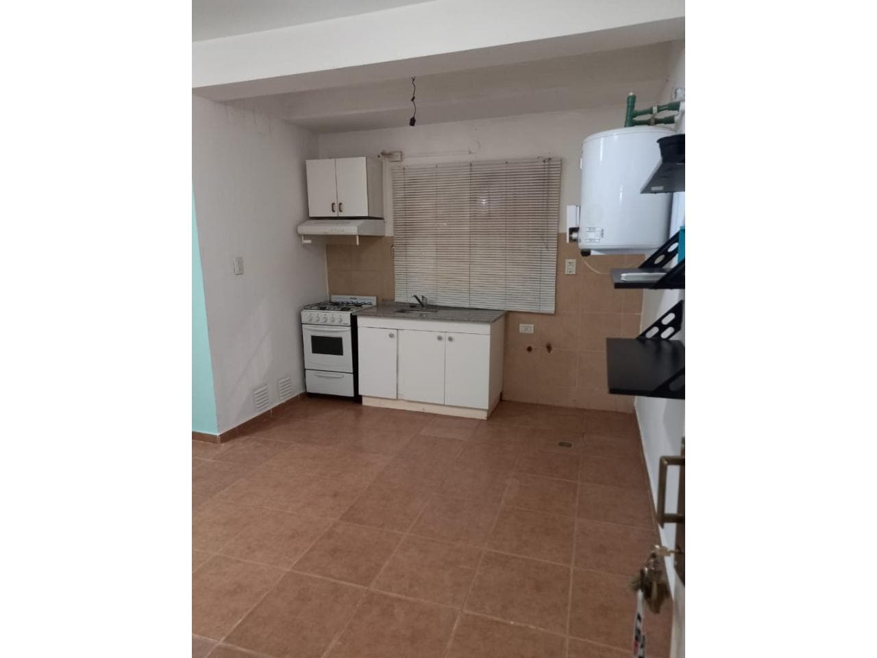 Departamento De 1 Dormitorio Frente A Walmart, Cocina Comedor Amplia, Baño Completo. Y Cochera. Escriturado