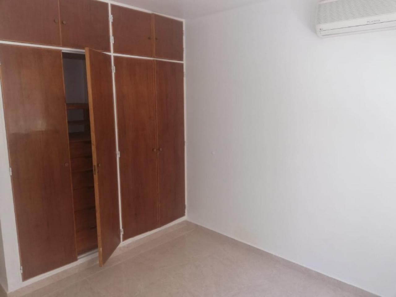 Alquiler. Casa 4 Dormitorios, 2 Baños, 2 Cocheras Piscina. Bº San Roberto. Rivadavia