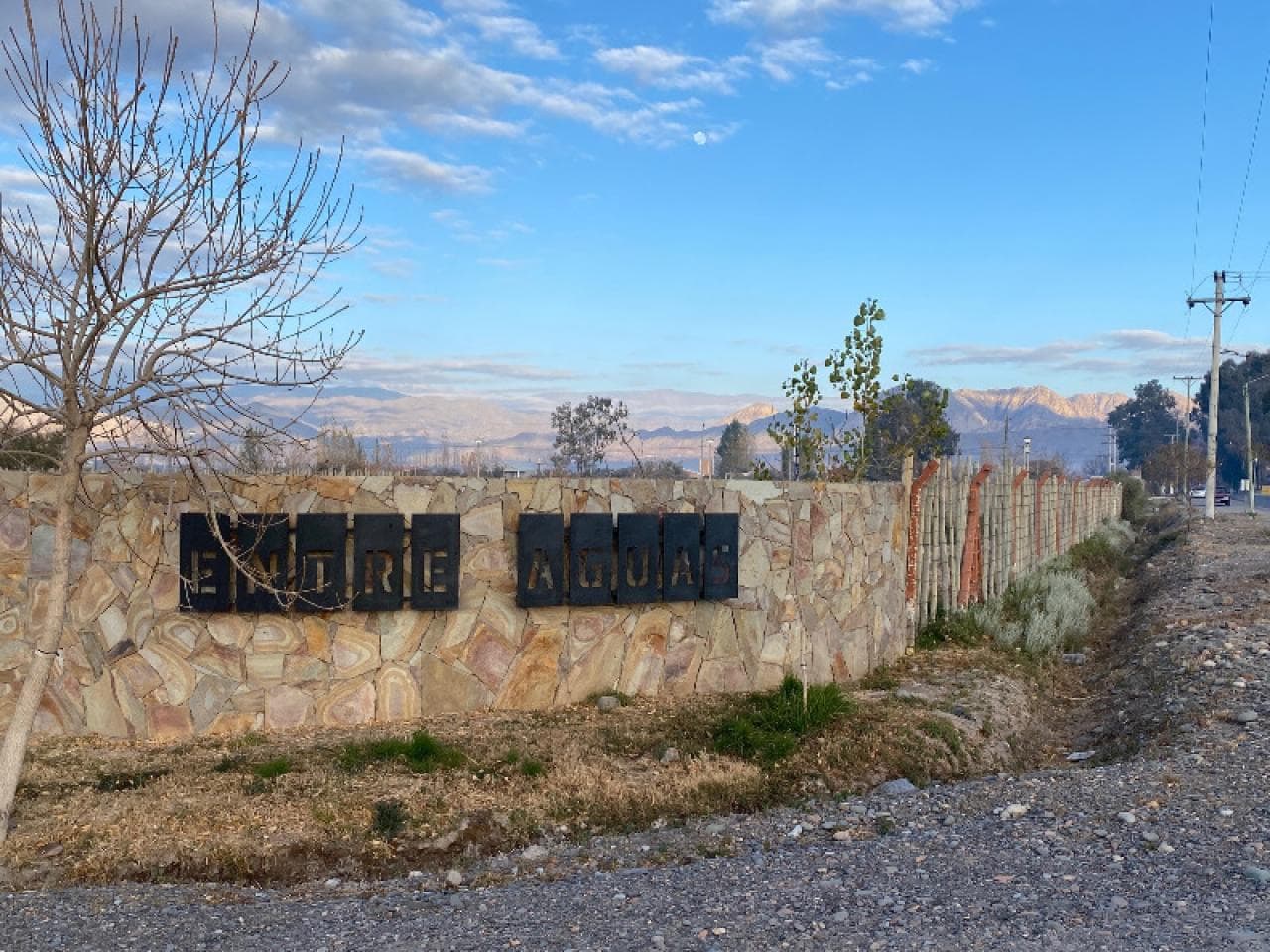 Venta. Hermoso Lote De 648 M2 En Barrio Semi Privado Entre Aguas, Sensacional Vista, Con Servicios Y Escritura Inmediata