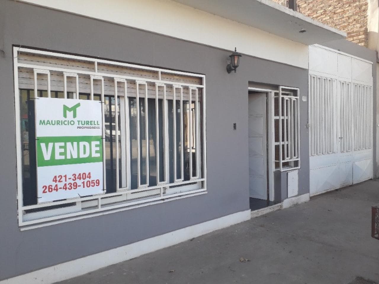 Venta. Trinidad Zona Comercial Casa Dos Dormitorios Con Deposito 84m2 Cubiertos Y 3m De Altura. Capital