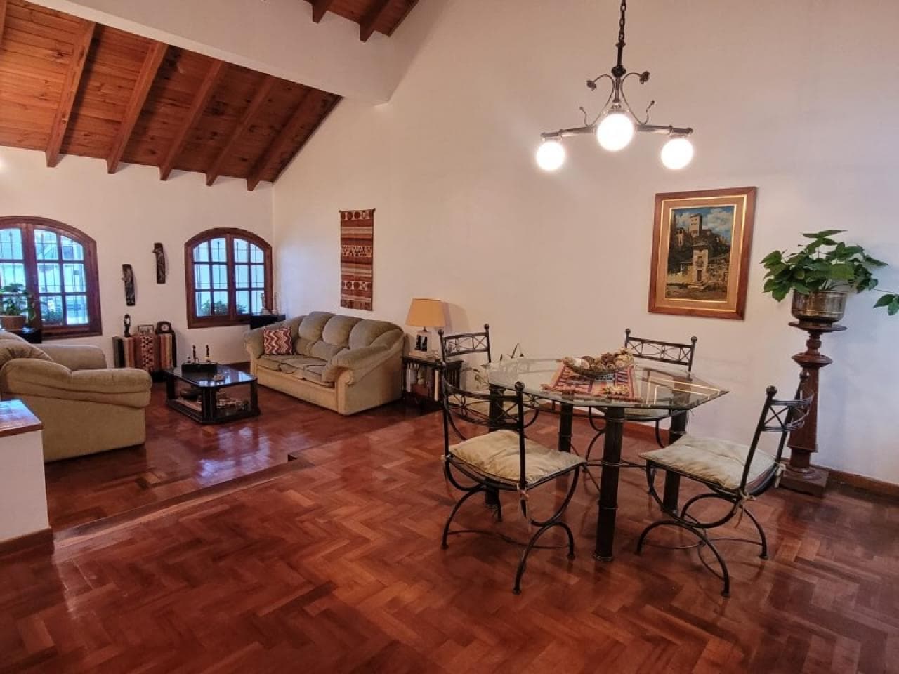 Venta. Casa Centrica De Categoria En Inmejobles Condiciones Por Calle Aberastain