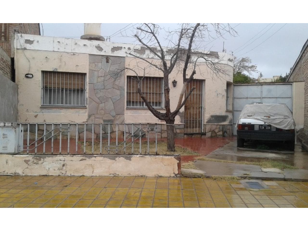 Orozco Proiedades Vende Importante Terreno De 510m2 Con Casa 4 Dorm Y Otras Const. Mixtas. A Mts. De Av. Rioja- Capital