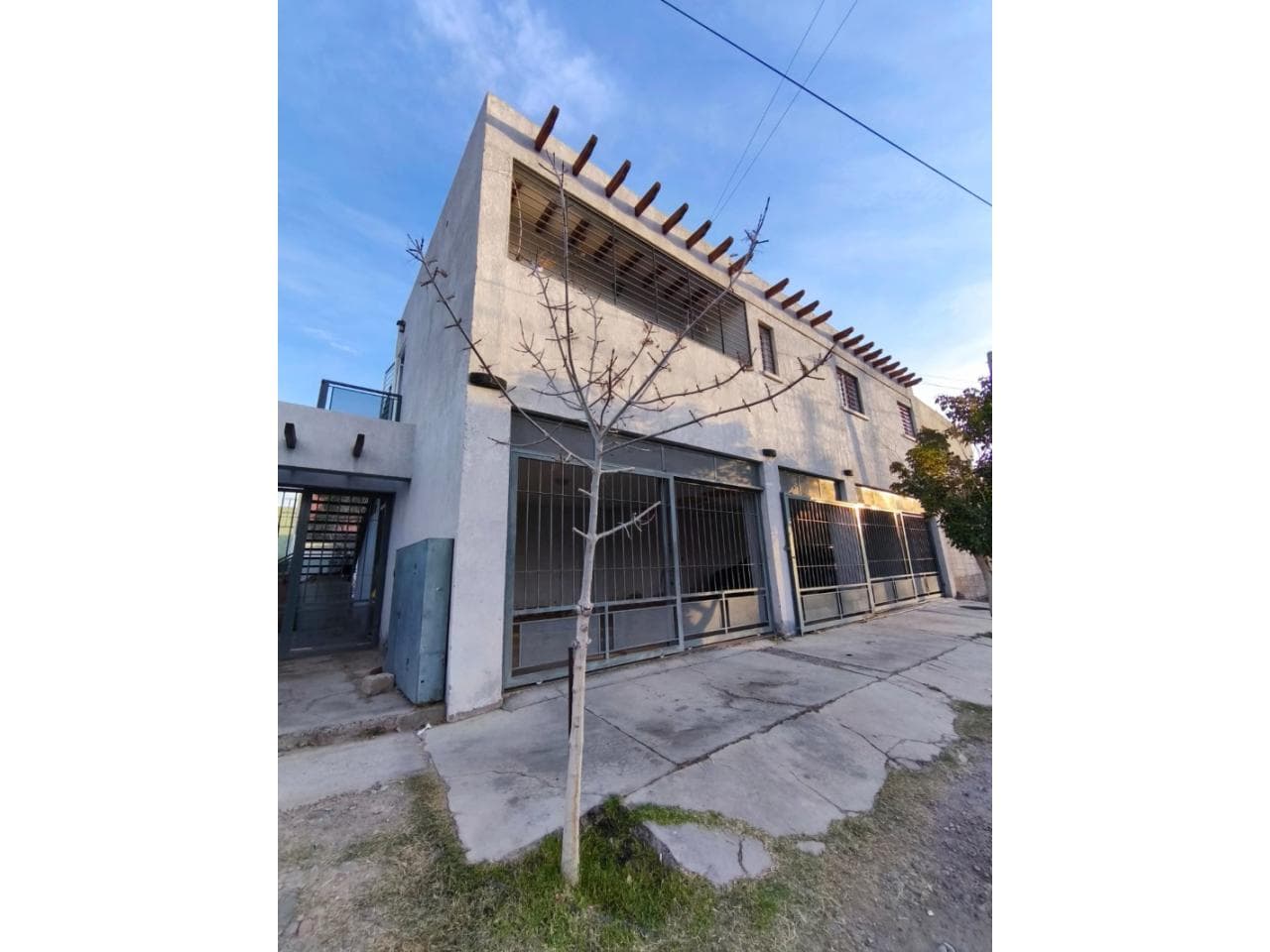 Alquiler. Duplex Muy Amplio De Dos Dormitorios Con Cochera Cerrada. Rivadavia