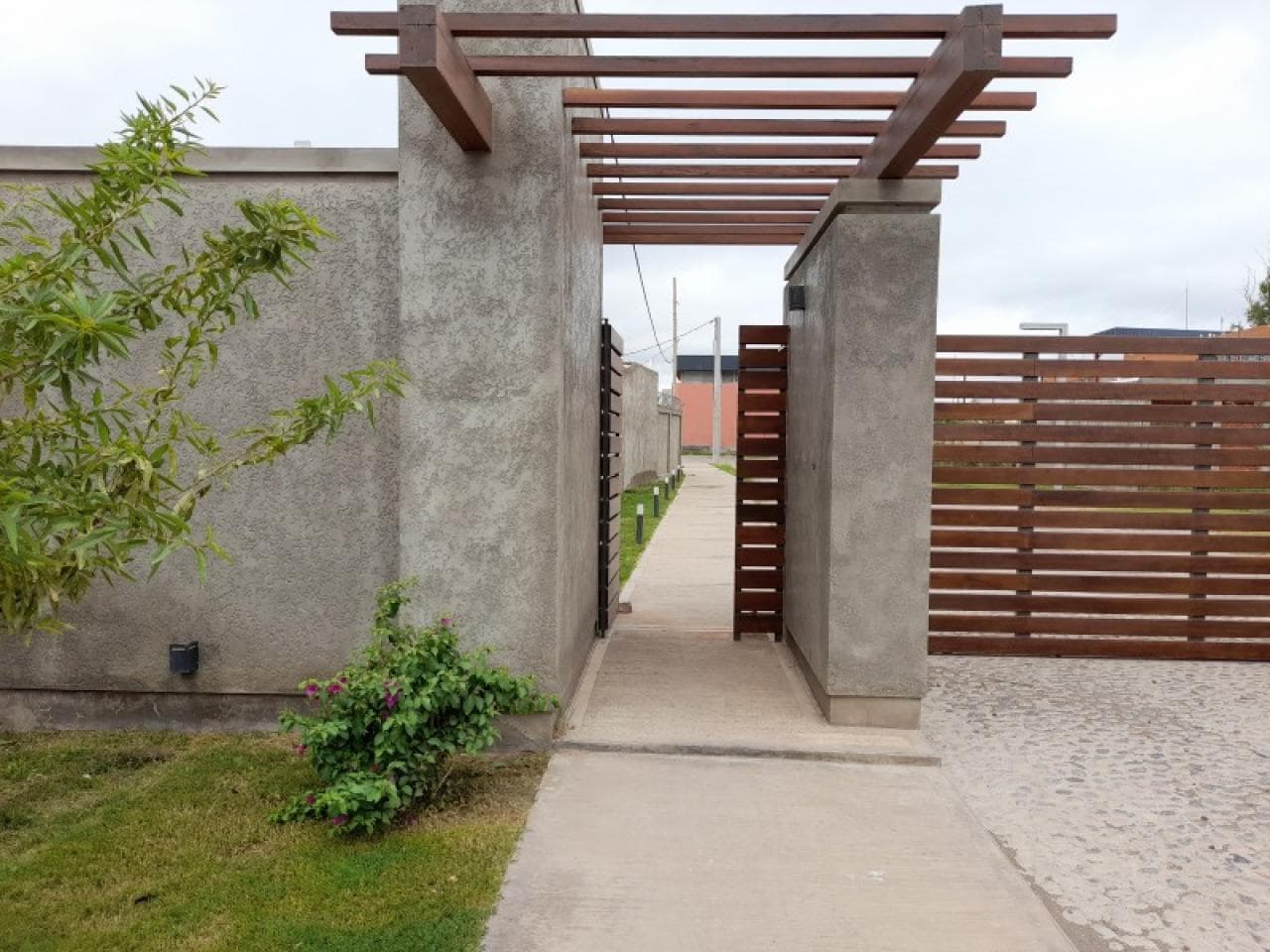 🏘️   Santa Lucía, Amplia Casa 3 Dormitorios 2 Baños En Barrio Privado