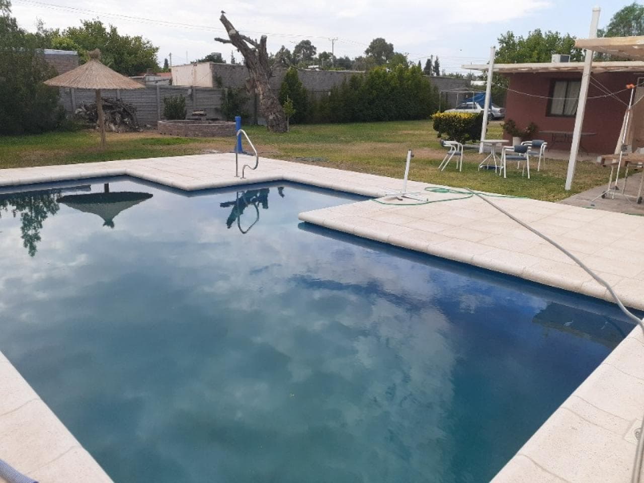 Alquiler. Casa Con Pileta Terreno 1100mts