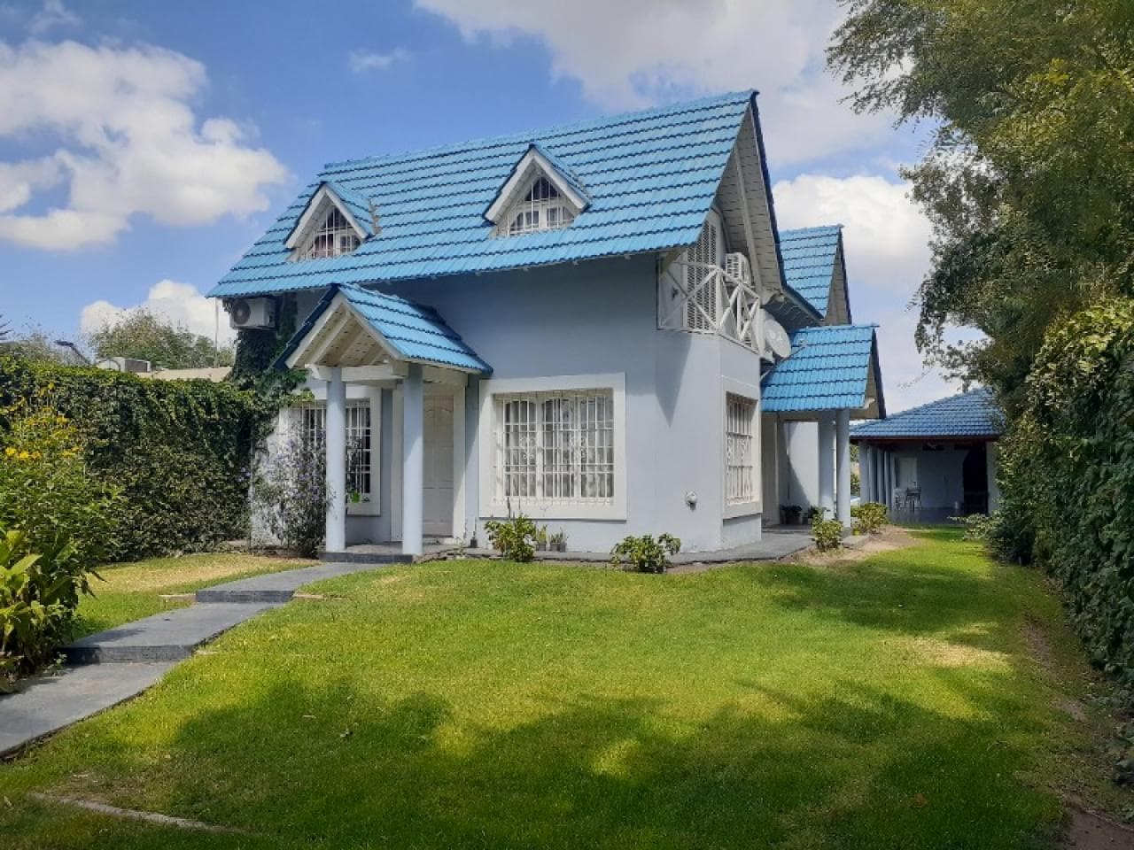 Magnifico Chalet De 4 Dormit. En Santa Lucia - Cocheras , Quincho Y Piscina - Terreno Parquizado = 1.000 M2.-