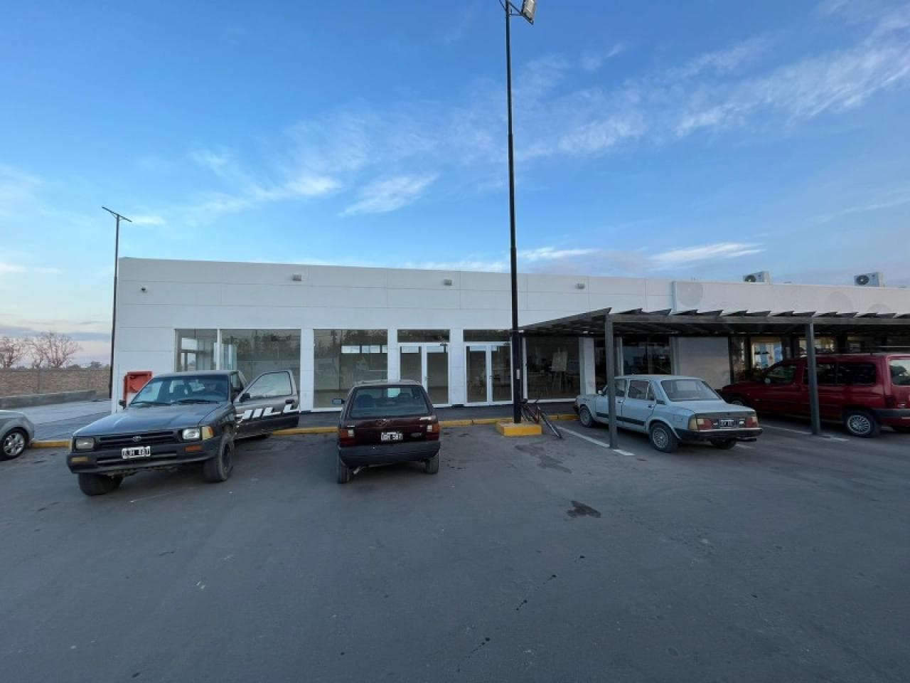 Alquiler. Local Estacion Ypf. Ruta 40. Chimbas