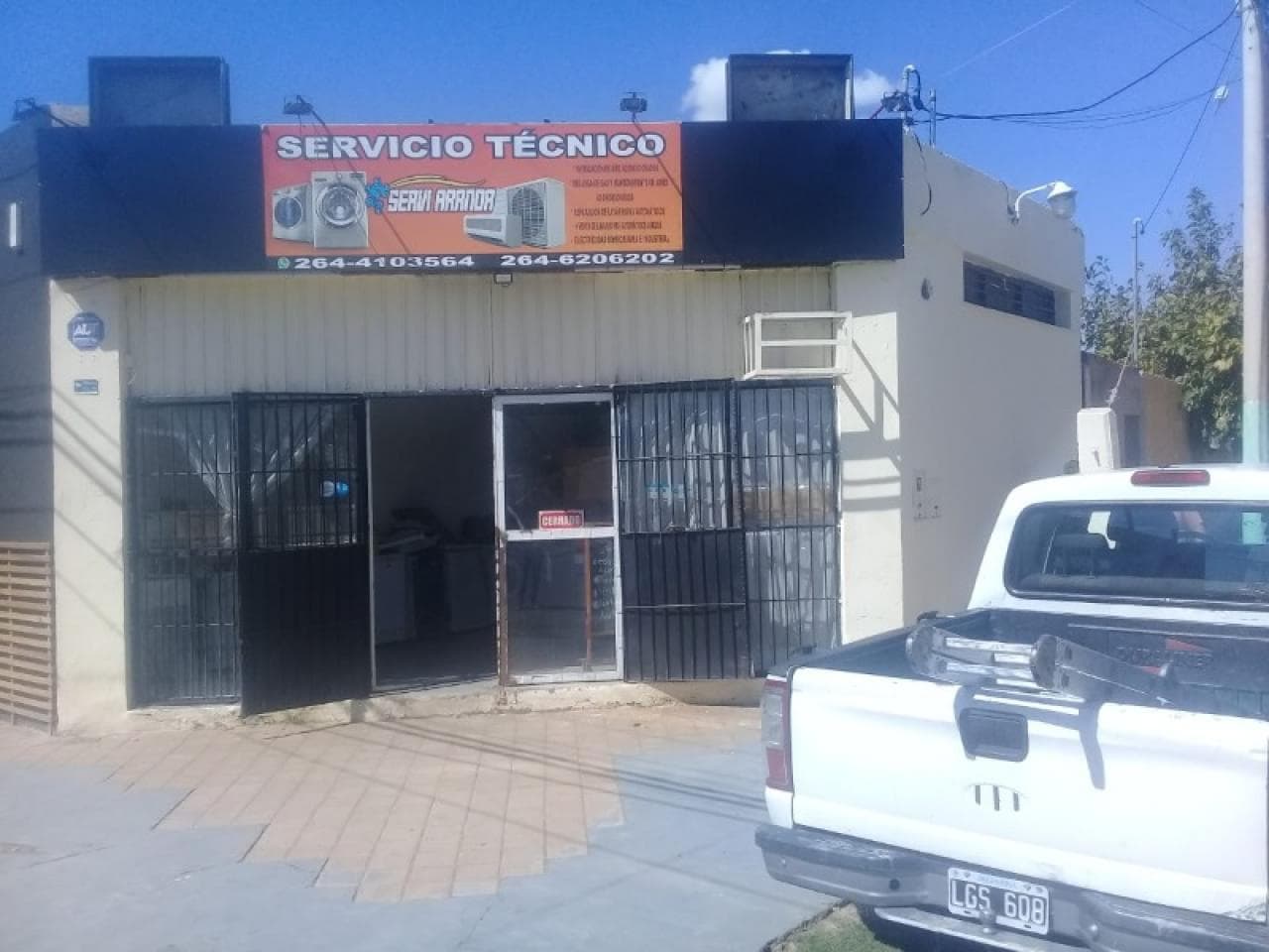 Propiedad En Venta: 3 Locales Comerciales En Esquina De Calle Cabot Y Almafuerte En Rivadavia