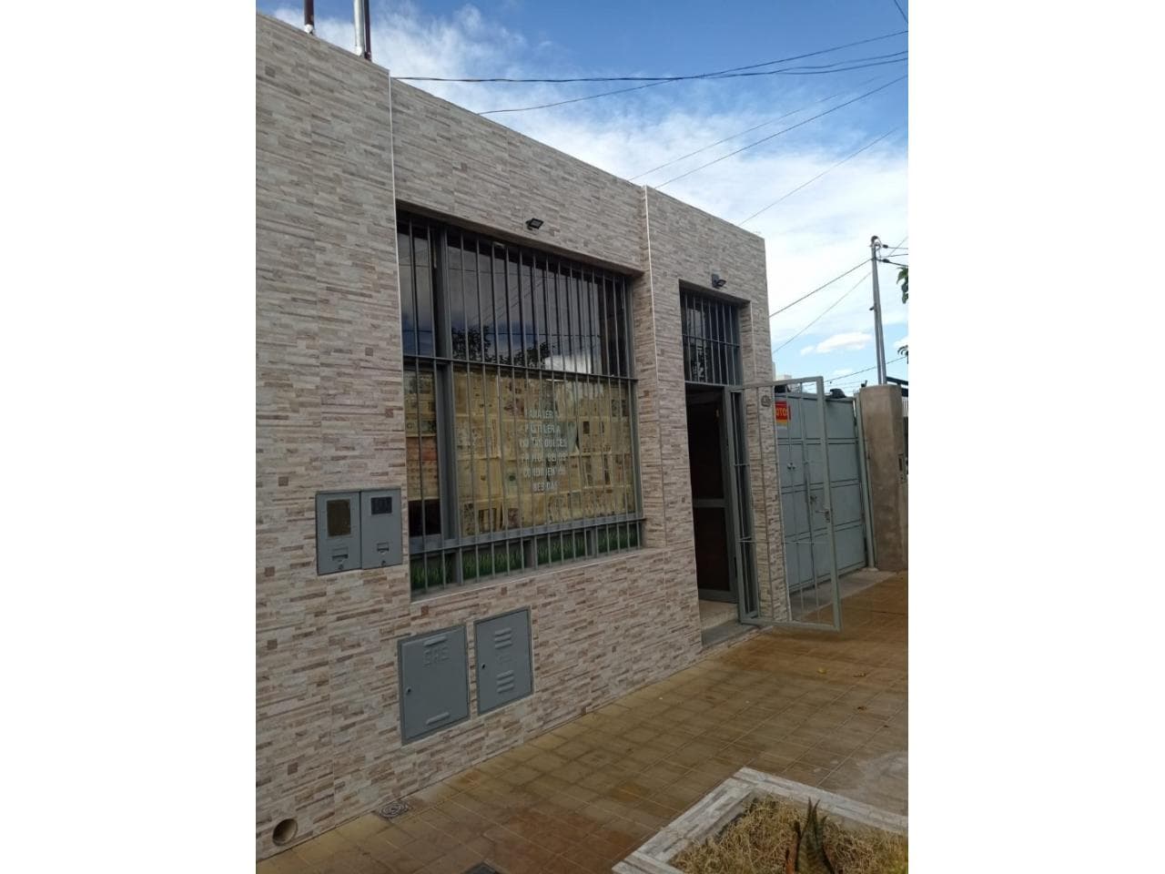 Alquilo Salón Comercial De 35 M2.  Capital