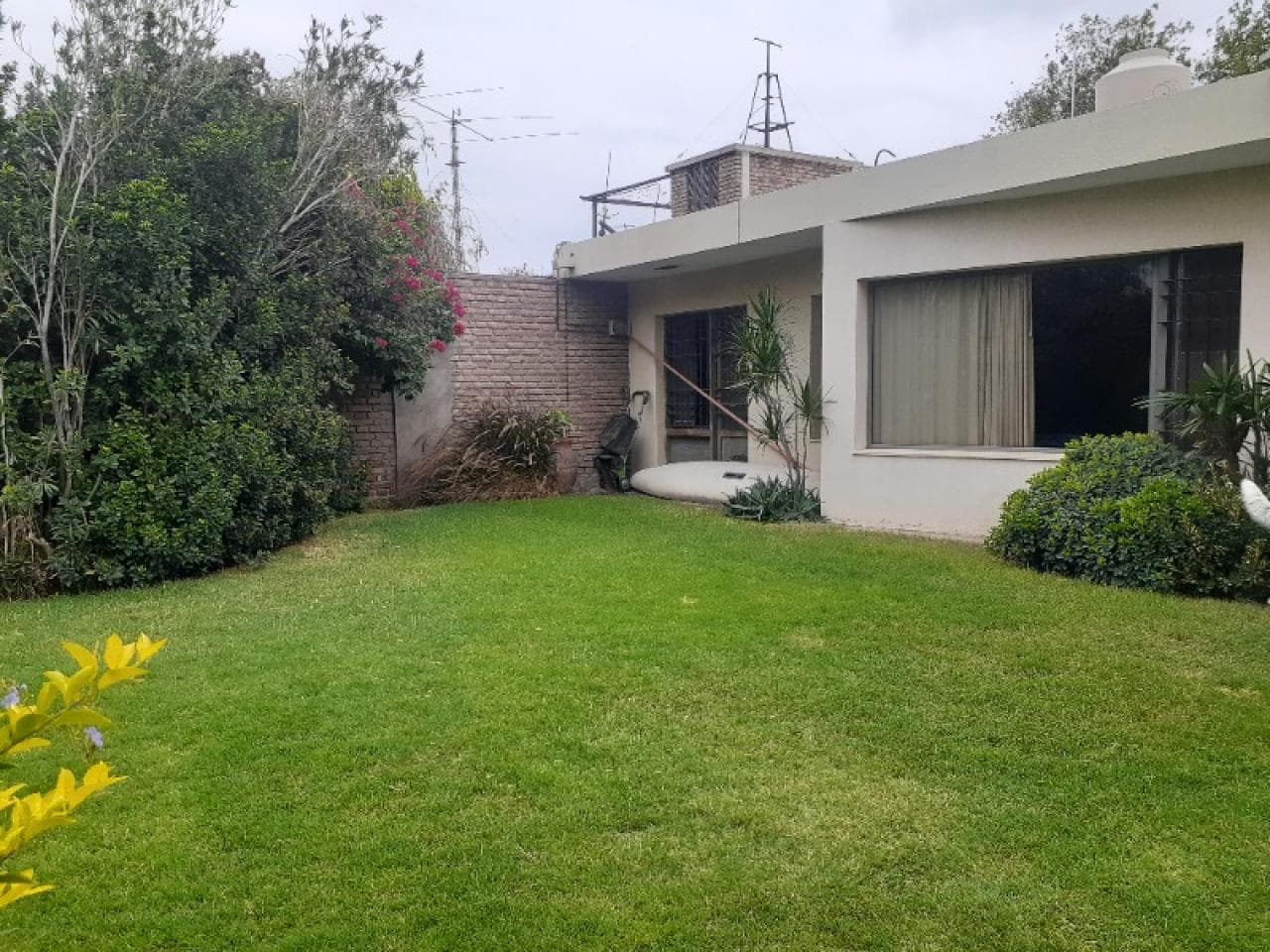 Casa Grande En Capital , Para Vivienda , Consultorios , Hogares Y Otros - Laprida Pasando Rawson - Terreno = 570 M2.-