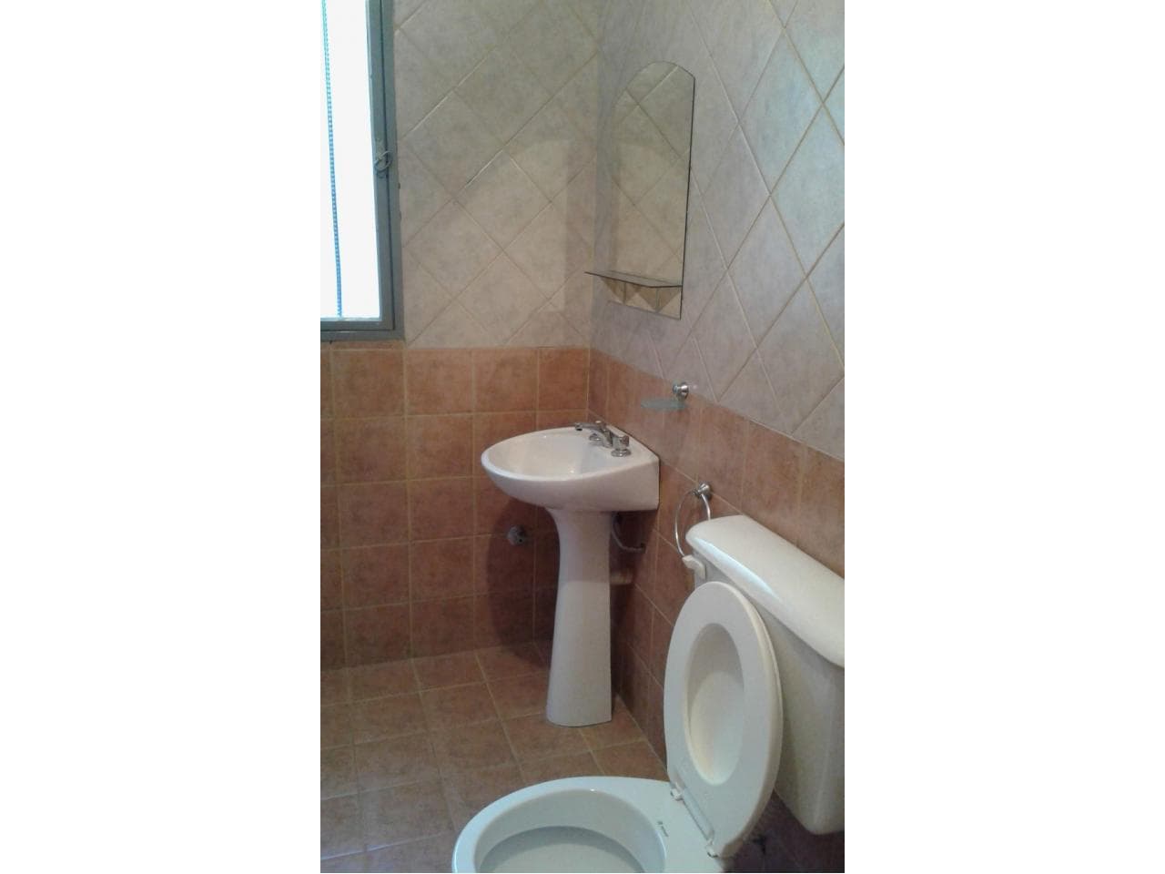 Dpto  Céntrico Para 1 Persona Sin Mascotas En Complejo Seguro Y Tranquilo.  Tipo Mono Con Cocina Separada. Cochera Opc