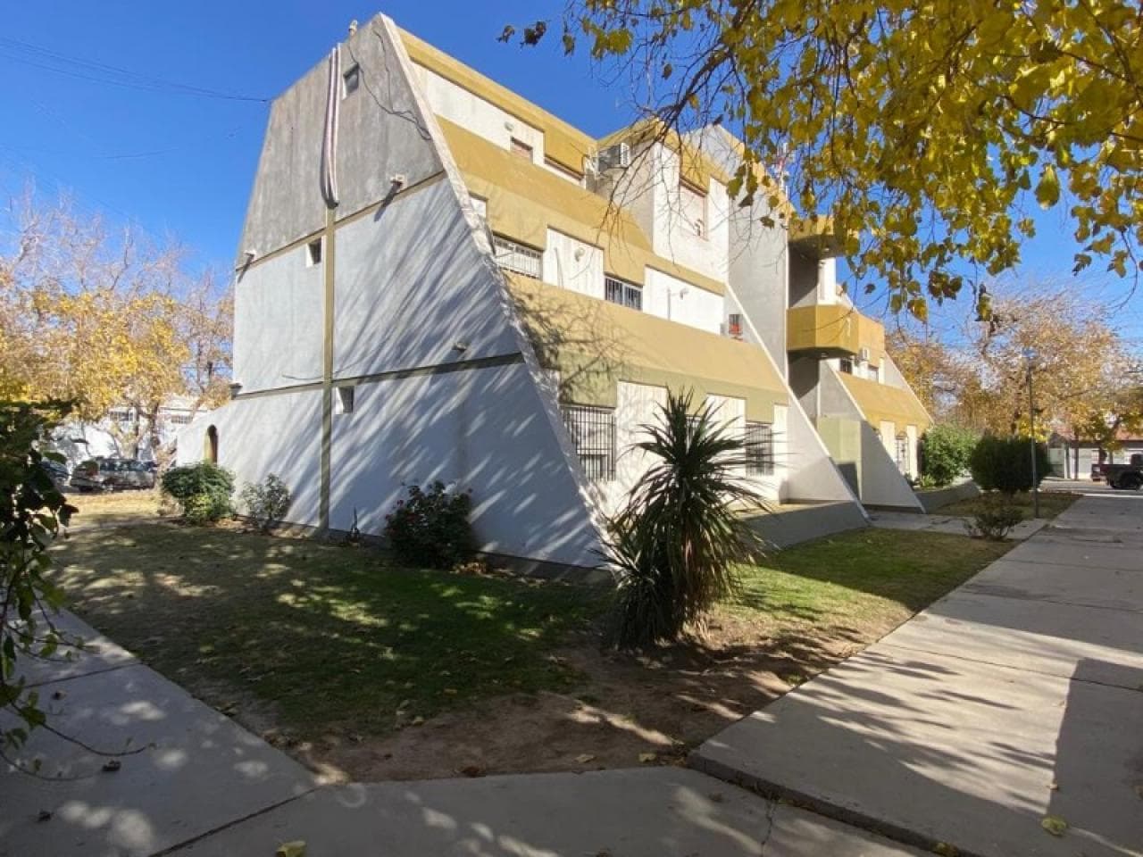 Venta. Amplio, Impecable Depto 4 Dorm. P. B. Calles Rioja Y Chile.