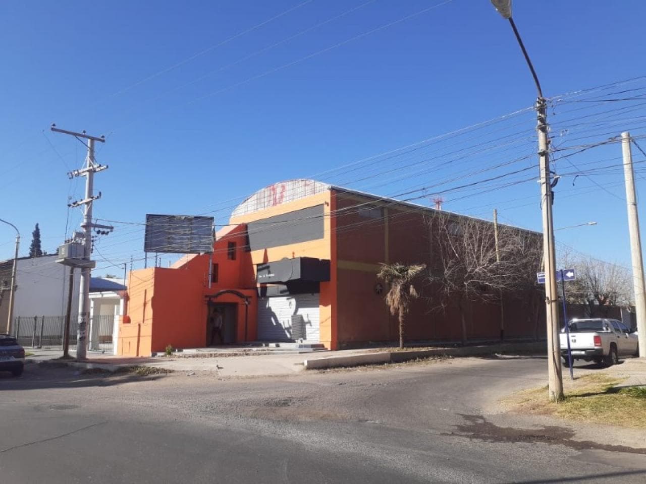 Alquiler Y/o Venta Magnifico Inmueble Esquina Con 2 Grandes Salones - Circunvalacion Sur - Sup. = 550 M2 .-