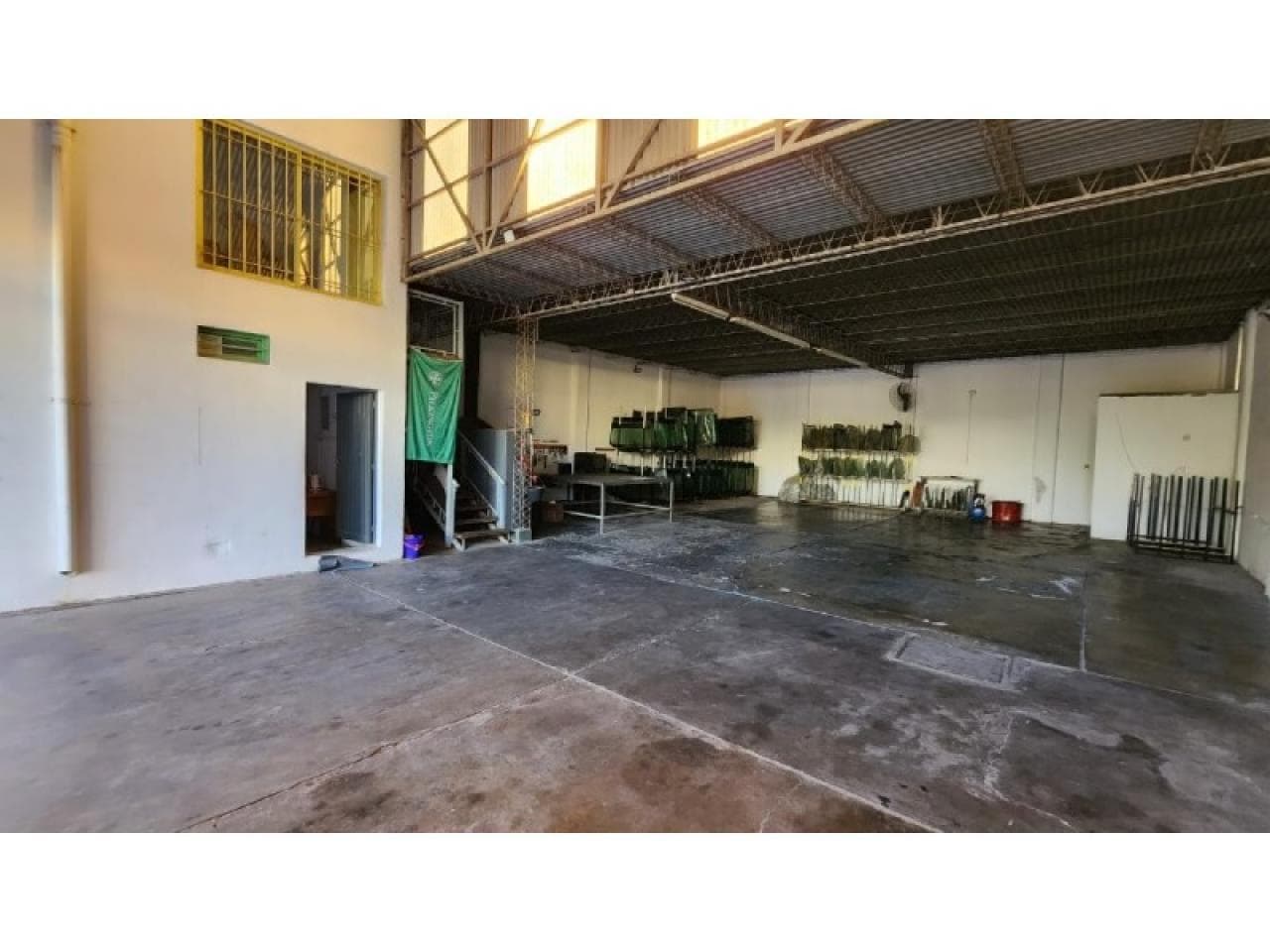 Venta Salon / Galpon De 250 M2 Y Gran Altura - Calle Mendoza Sur A Mts De Circunvalacion - Capital.-