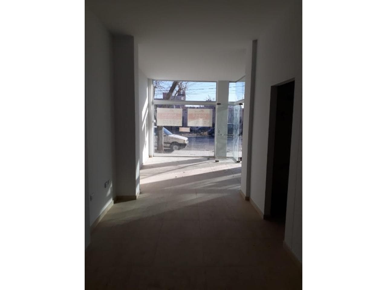 Arevalo Inmobiliaria Vende Salon 41 Mts2 Zona Desamparados. Impecable