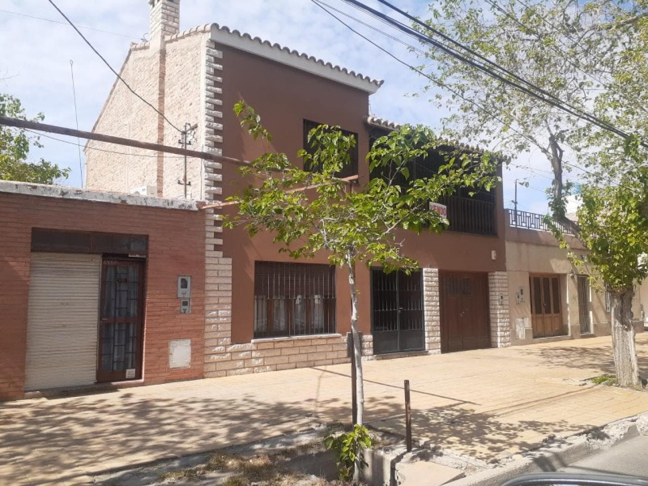 Venta. Casa De Categoria Sobre Calle Santiago Del Estero - 3 Dormit. Y 2 Baños - Quincho Cerrado Con Bacha - Capital.-