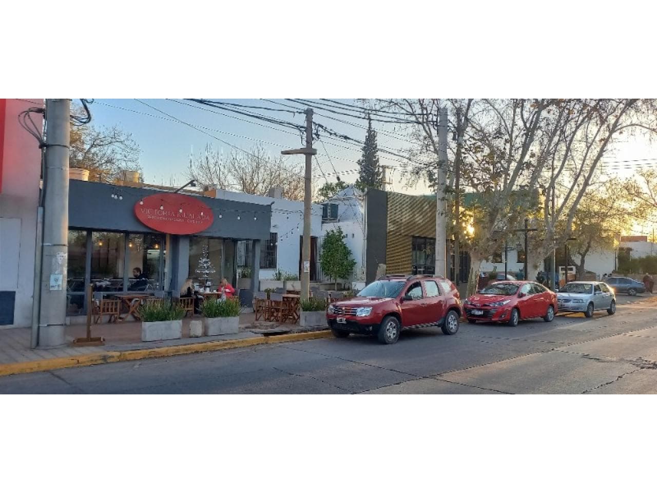 Venta. Importante Esquina. Dos Locales Comerciales. Uno Esquina Y El Otro Sobre Avda. Libertador. Capital