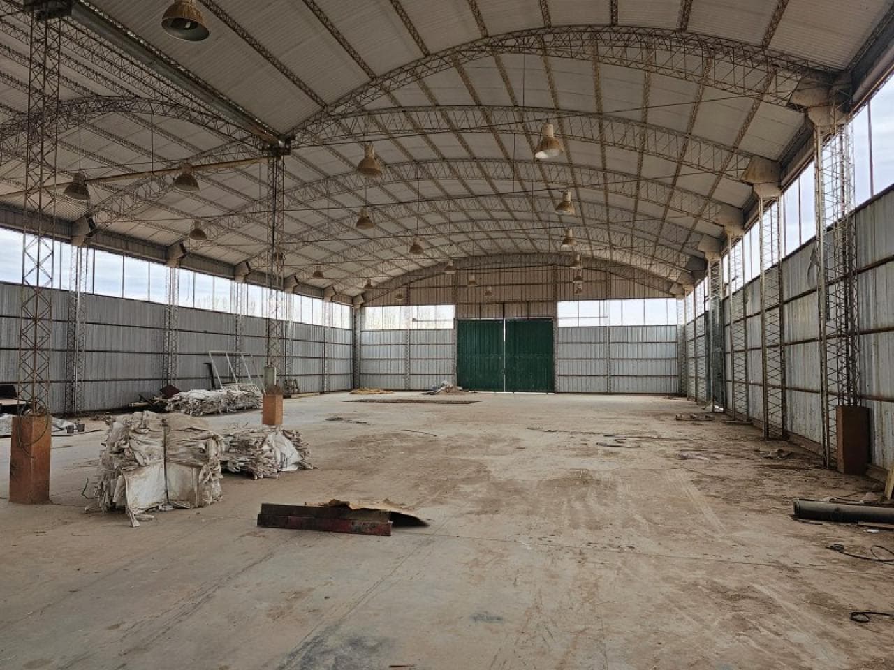 Alquilo Galpon De 1.600 Mt2  Mas Oficinas. Sobre Ruta 40. Sarmiento