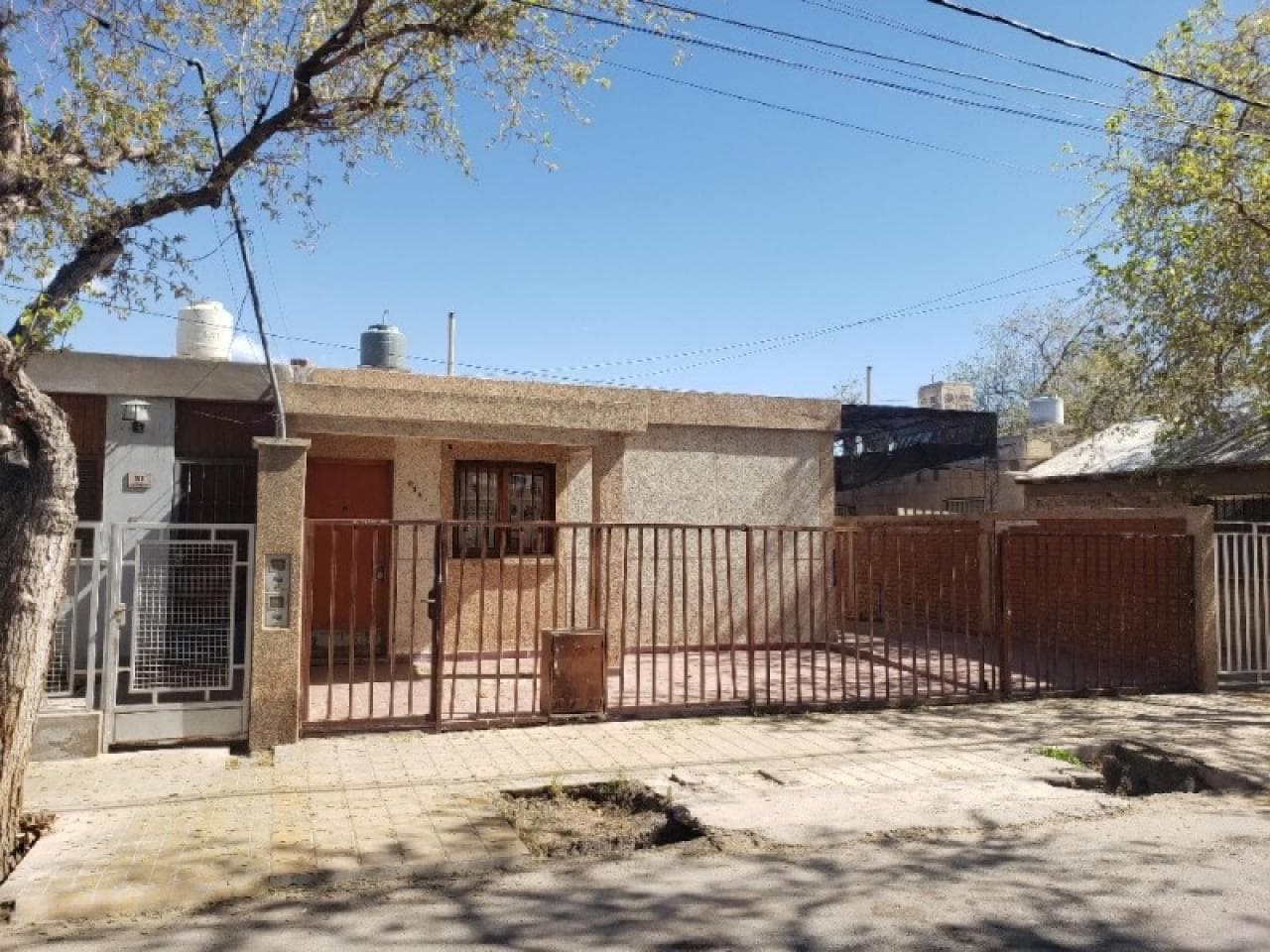 Venta. Casa De 3 Dormitorios En El Barrio Kennedy