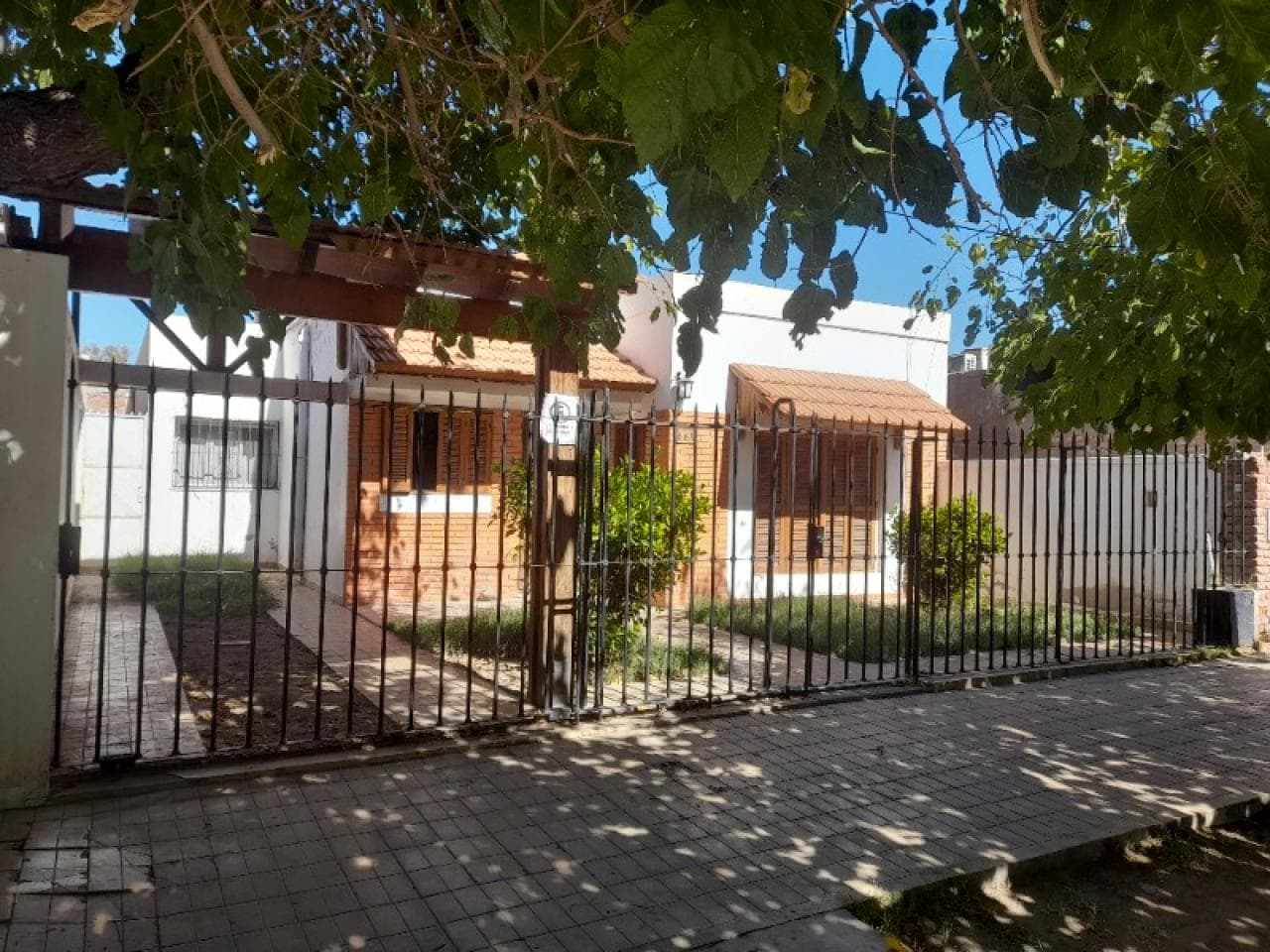 Venta Casa 2 Dormitorio, 2 Baños, Cochera, Cocina Comedor, Living Comedor.