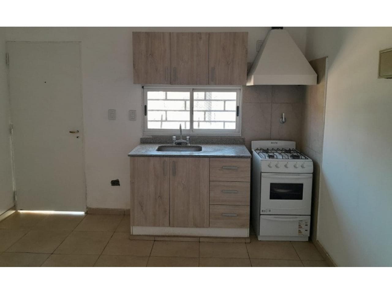 Alquiler. Departameto,  1 Dormitorio, Baño, Cocina, Cochera Sin Techar