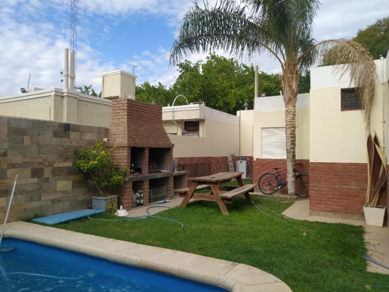 Venta. Casa 4 Dorm. 3 Baños Zona Palomar Con Pileta. Capital