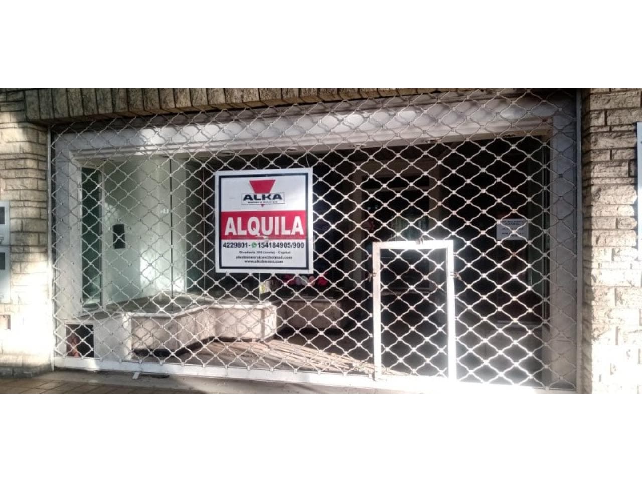 Alquiler. Local Laprida Pasando Rioja. Capital
