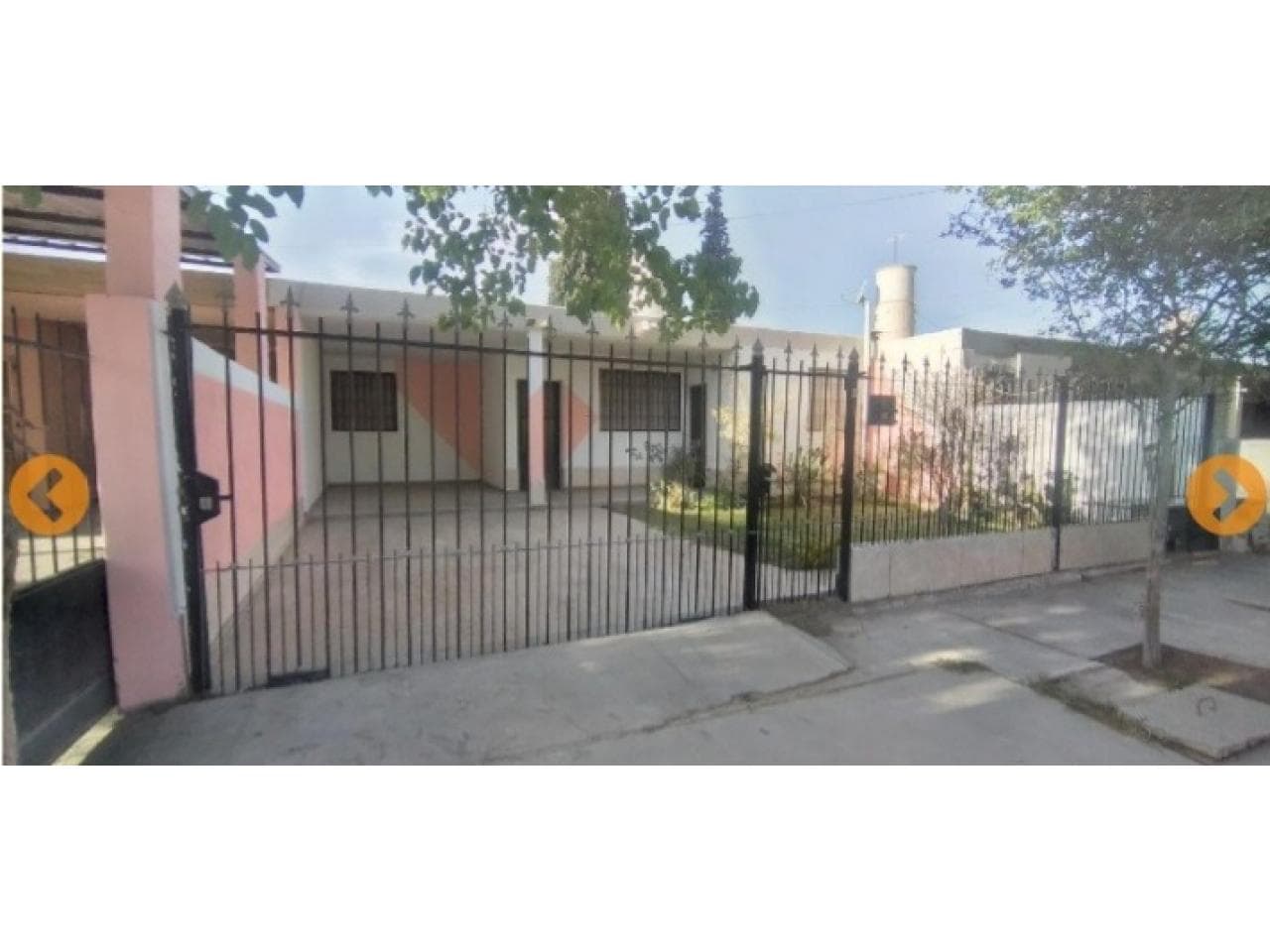 Casa Barrio Foeva. 3 Dormitorios C/ Placard, Living, Cocina, Lavadero, Fondo Y Cochera Para 3 Autos