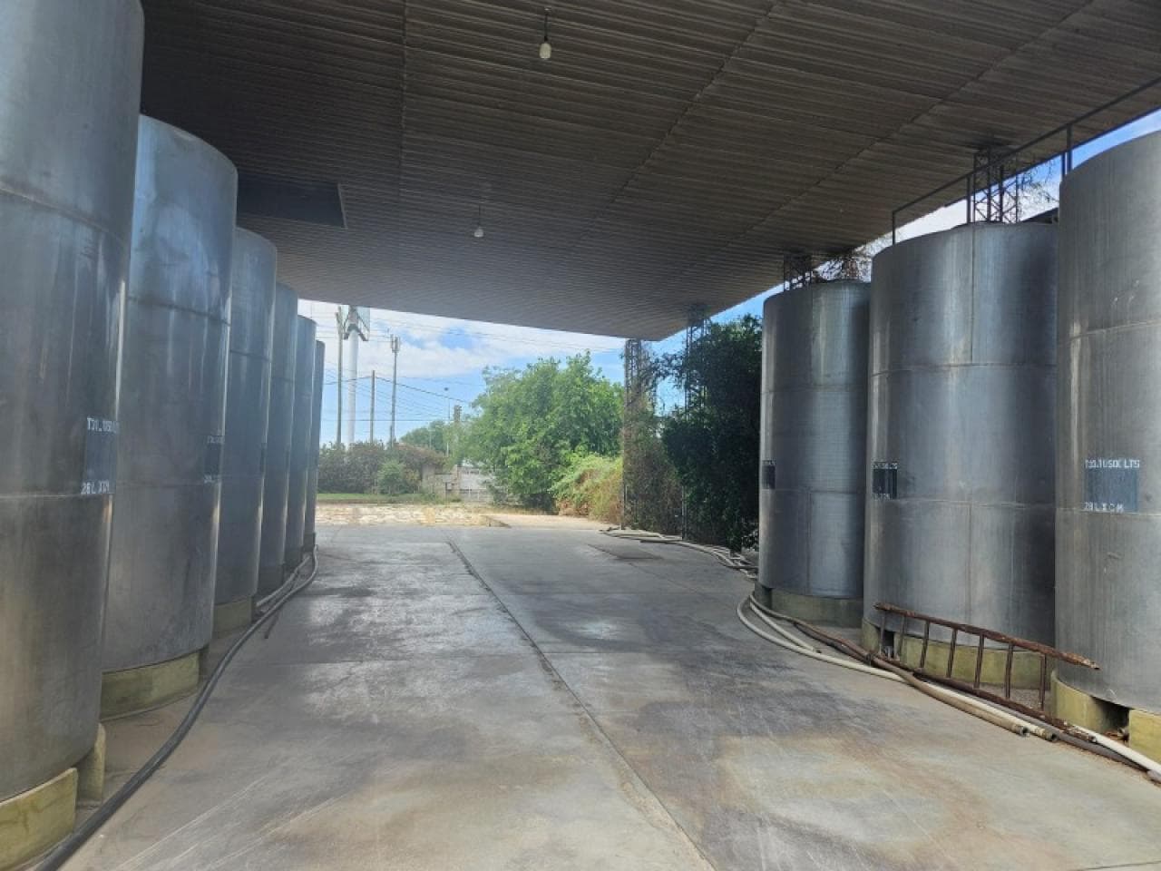 Venta Y/o Alquiler , Bodega Con Tanques De Acero Inox. - Cap. = 4 Millones Lts.-