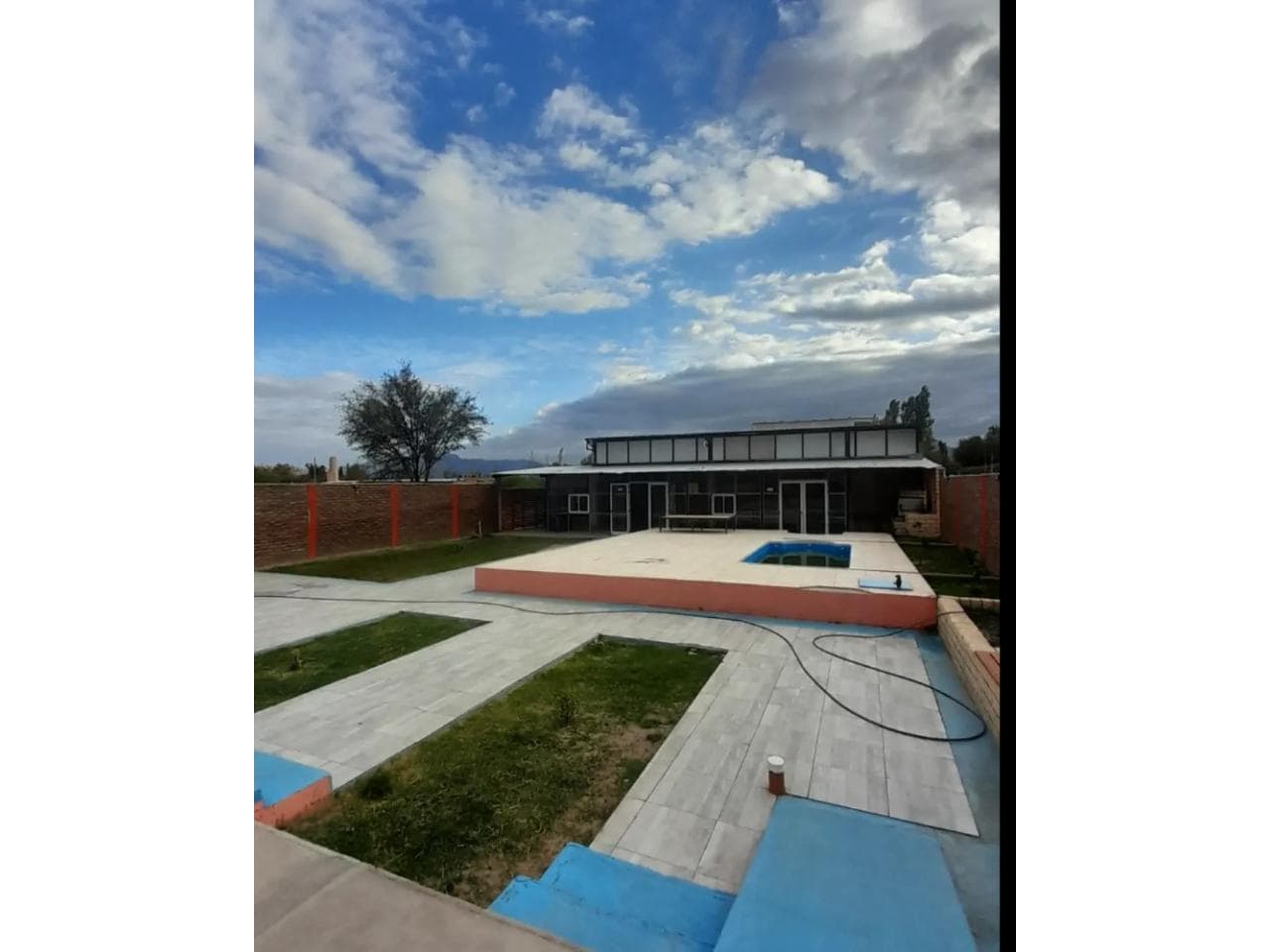 Venta. Hermosa Quinta Más Amplio Salón Con Dos Departamentos Internos Baños Piscina 1 Año De Antigüedad