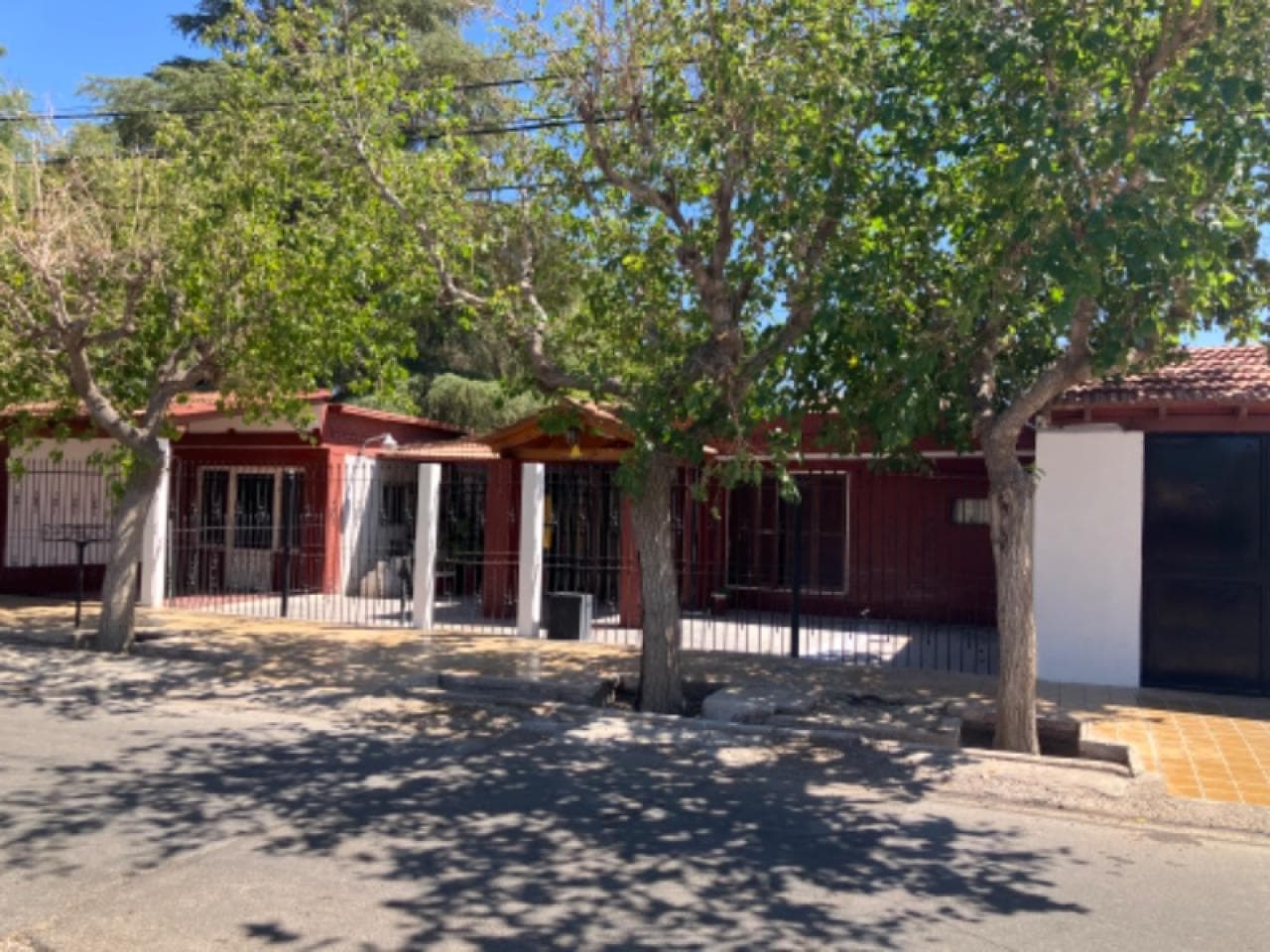 Venta. Casa Con Departamento Y Quincho- Rawson.