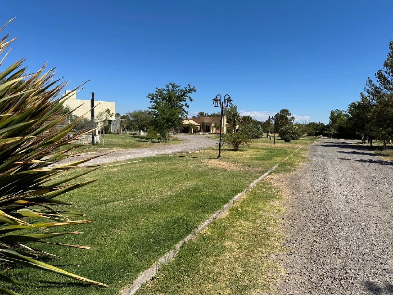 Hermoso Lote Esquina De 1.100 M2 En Barrio Los Fresnos Pegado A Club Amancay, Sta Lucia